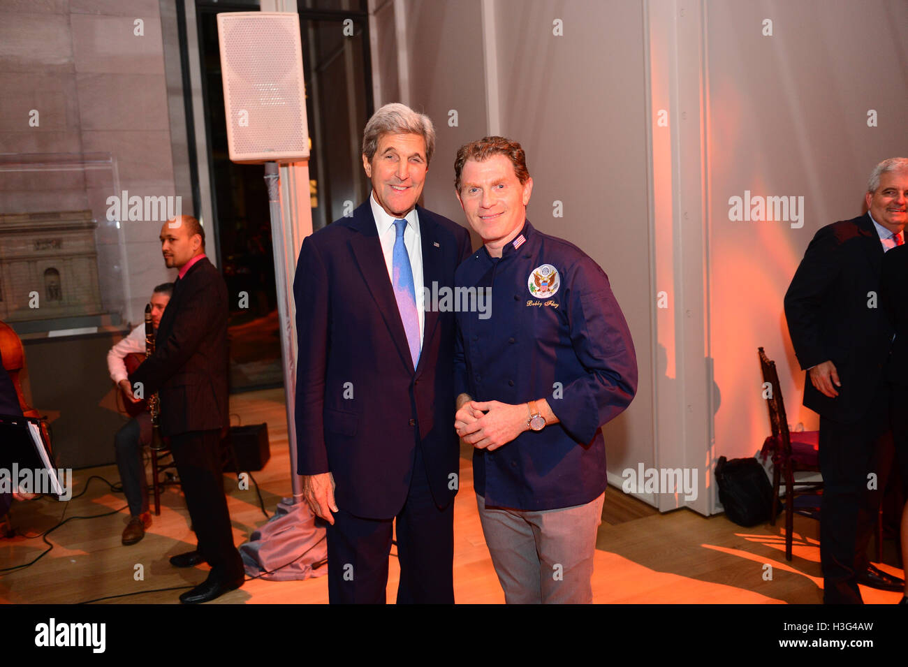Le secrétaire d'Etat John Kerry pose pour une photo avec le célèbre chef Bobby Flay au dîner transatlantique à la Morgan Library à New York City, New York le 22 septembre 2016. Banque D'Images