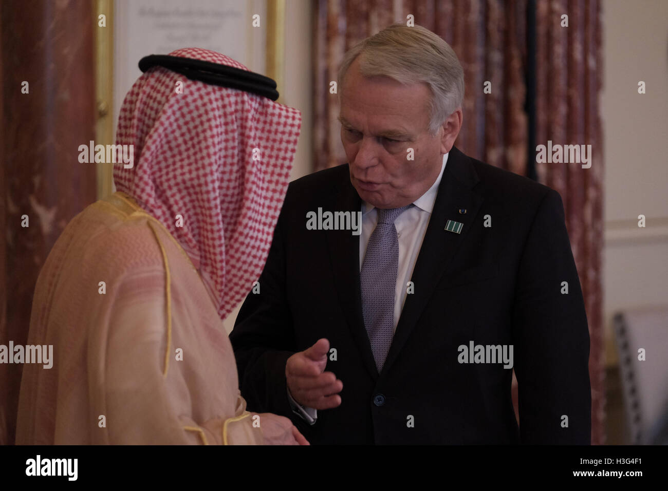 Ministre des affaires étrangères de la République française Jean-Marc Ayrault s'entretient avec le vice-Prince, deuxième vice-premier ministre et ministre de la défense du Royaume d'Arabie saoudite, Mohammad Bin Salman bin Abdulaziz Al-Saud avant un déjeuner de travail pour le contre-ministérielle, les ministres des affaires étrangères de l'ISIL au département d'État des États-Unis, à Washington, D.C. le 21 juillet 2016. Banque D'Images