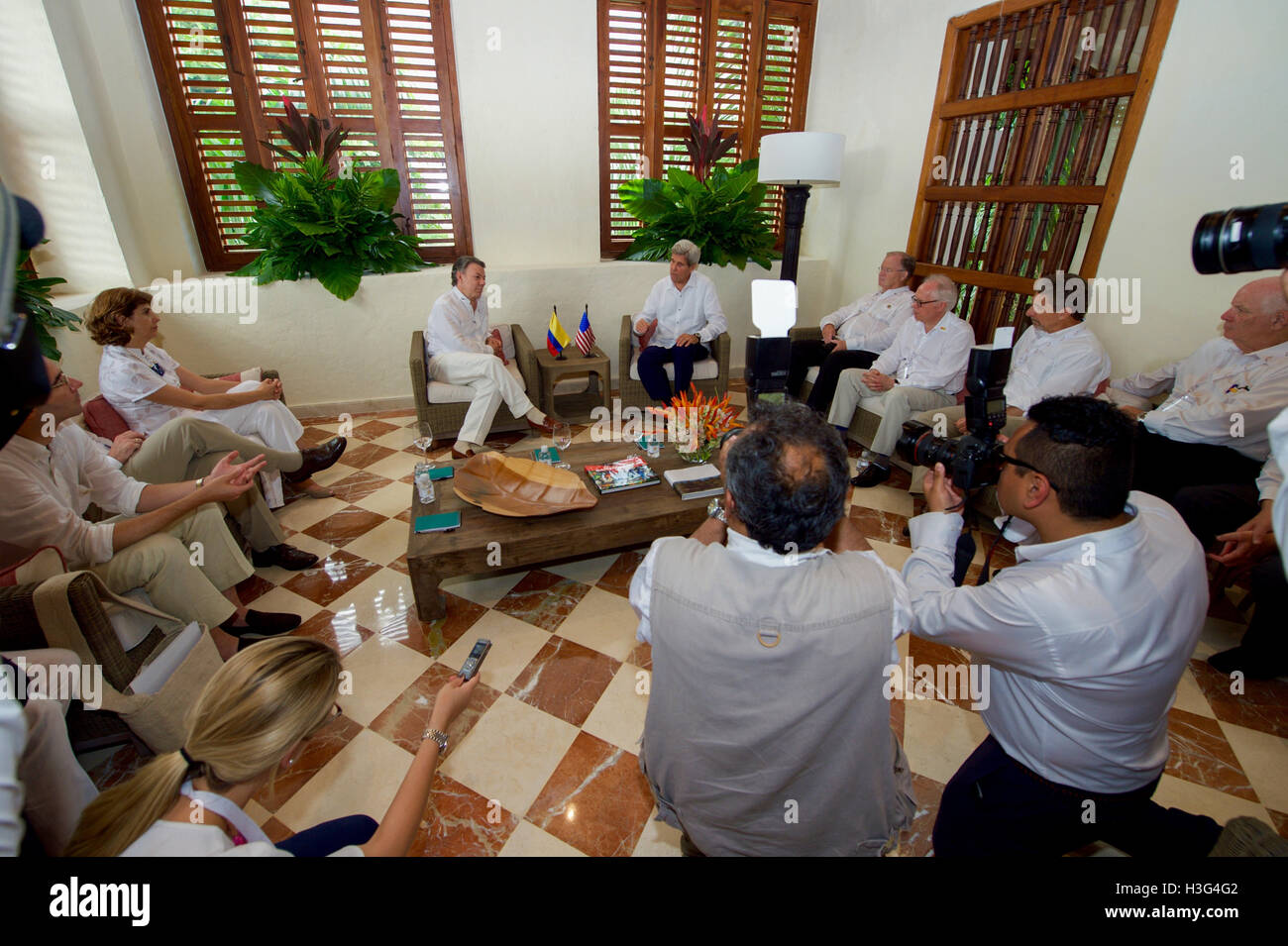 Le secrétaire d'Etat John Kerry, flanquée de représentant américain Sam Farr, Envoyé spécial des États-Unis pour le processus de paix en Colombie Bernard Aronson, Ambassadeur des États-Unis en Colombie Kevin Whitaker, et le sénateur américain Ben Cardin, siège avec le président colombien Juan Manuel Santos à la Casa de marques de Valdehoyos à Cartagena, Colombie, le 26 septembre 2016, alors qu'il se rend dans le pays pour assister à une cérémonie de la paix entre le gouvernement et les Forces armées révolutionnaires de Colombie (FARC) qui met fin à une période de cinq années de conflit. Banque D'Images