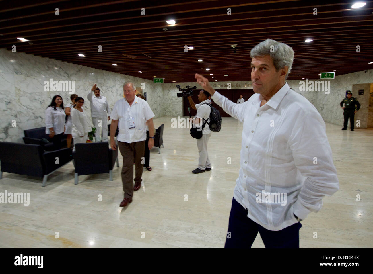 Le secrétaire d'Etat John Kerry dit au revoir à Nicolás Maduro Président vénézuélien à l'intérieur du centre des congrès de Cartagena de Indias à Cartagena, Colombie, le 26 septembre 2016, après avoir tenu une réunion bilatérale après qu'ils ont tous deux assisté à une cérémonie de la paix entre le gouvernement colombien et les Forces armées révolutionnaires de Colombie (FARC) qui a mis fin à une période de cinq années de conflit. Banque D'Images