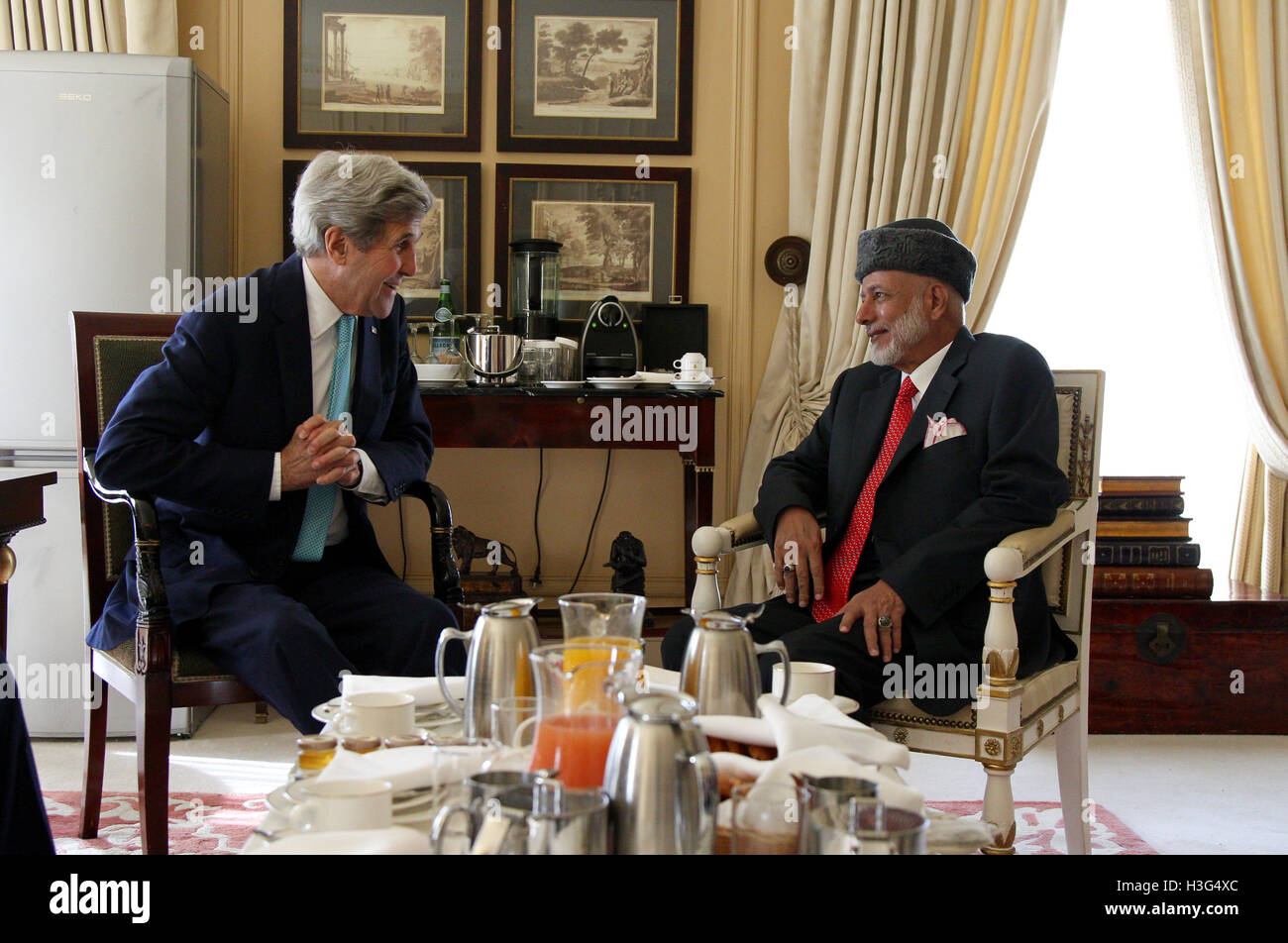 Le secrétaire d'Etat John Kerry se réunit avec le Ministre des affaires étrangères omanais Yousuf bin Alawi bin Abdullah à Paris, France le 31 juillet 2016. Banque D'Images