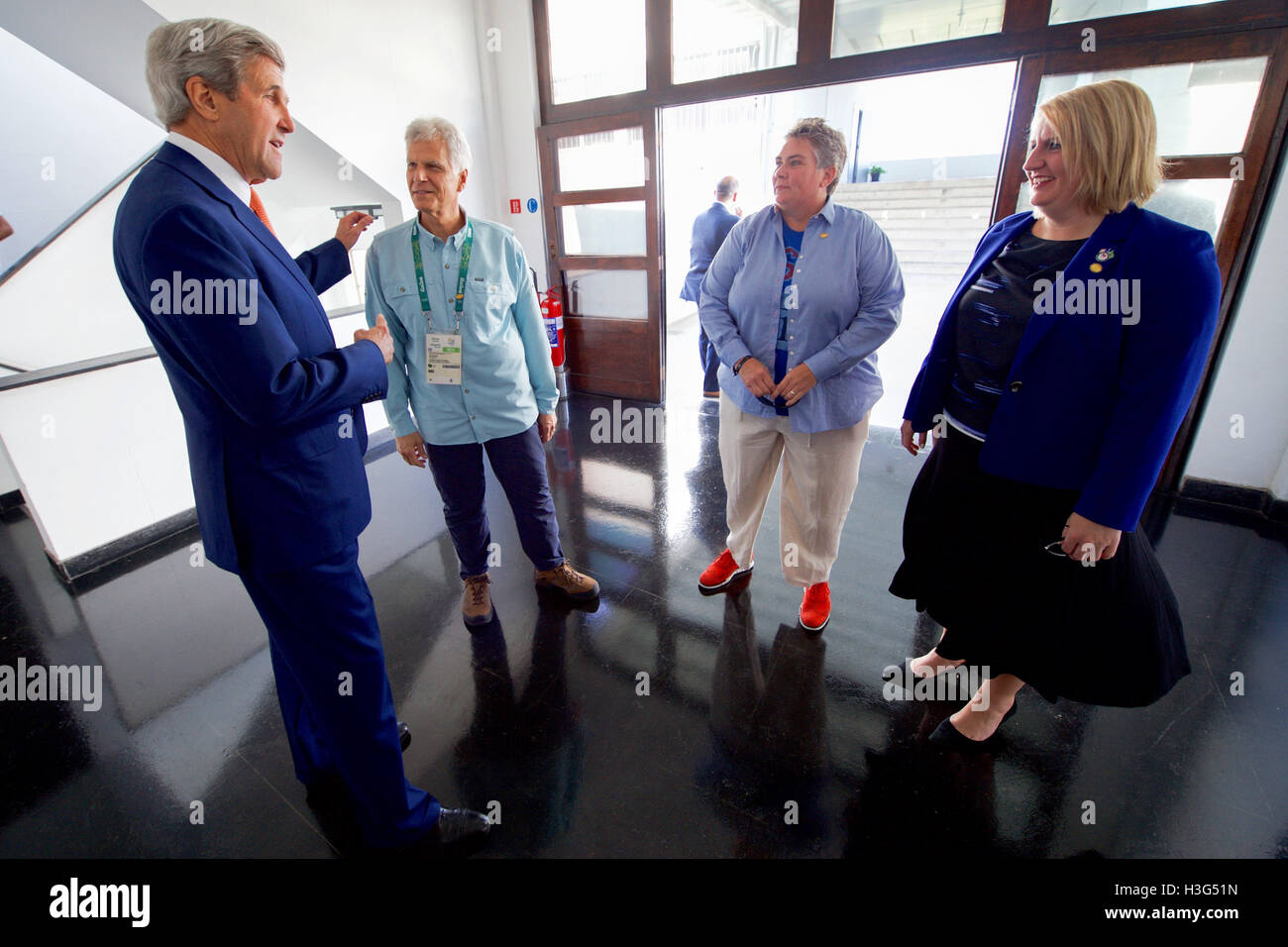 Le secrétaire d'Etat John Kerry répond à ses collègues, membres de la délégation présidentielle américaine - d'or olympique Mark Spitz, Directeur du Bureau des visiteurs de la Maison Blanche Ellie Schafer, et de la Maison Blanche sous-directrice des Communications Liz Allen - comme ils s'assemblent à l'Académie militaire brésilien de Rio de Janeiro, Brésil, le 5 août 2016, avant de se rencontrer les membres de l'équipe américaine de la formation à l'installation. Banque D'Images