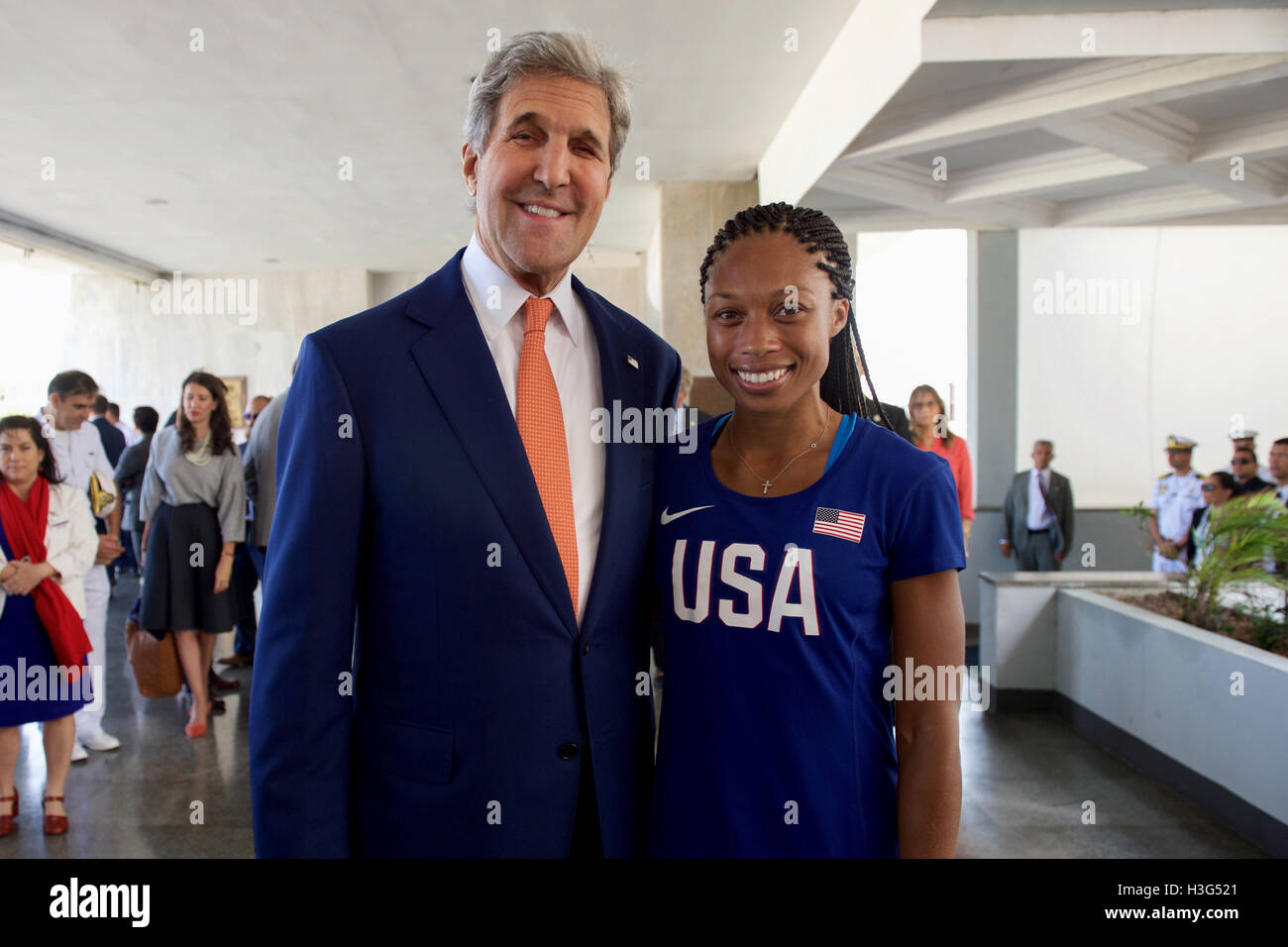 Le secrétaire d'Etat John Kerry pose pour une photo avec le médaillé olympique et la voie star Allyson Felix comme lui et ses collègues membres de la délégation présidentielle américaine la visite de l'Académie Navale brésilienne de Rio de Janeiro, Brésil, le 5 août 2016, pour rencontrer les membres de l'équipe américaine de la formation à l'installation. Banque D'Images