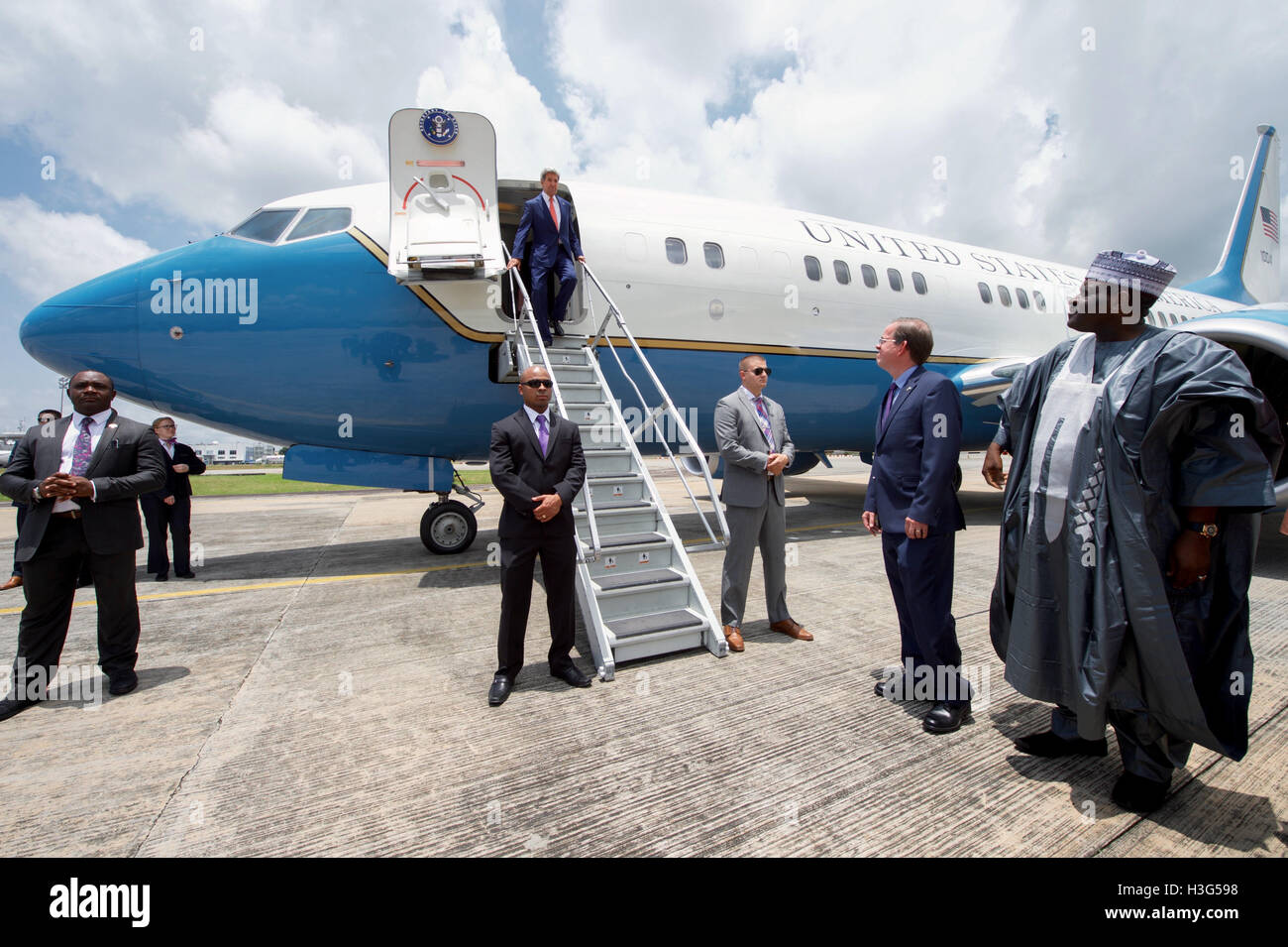 Ambassade des Etats-Unis d'Abuja Chef de mission adjoint David attend les jeunes Le secrétaire d'Etat John Kerry comme il deplanes le 23 août 2016, à l'Aéroport International Nnamdi Azikiwe d'Abuja, Nigéria, après son arrivée pour des réunions avec le Président nigérian Muhummadu Buhari, le ministre des Affaires étrangères, M. Geoffrey Onyeama, et Gouverneur de la région du nord du pays. Banque D'Images