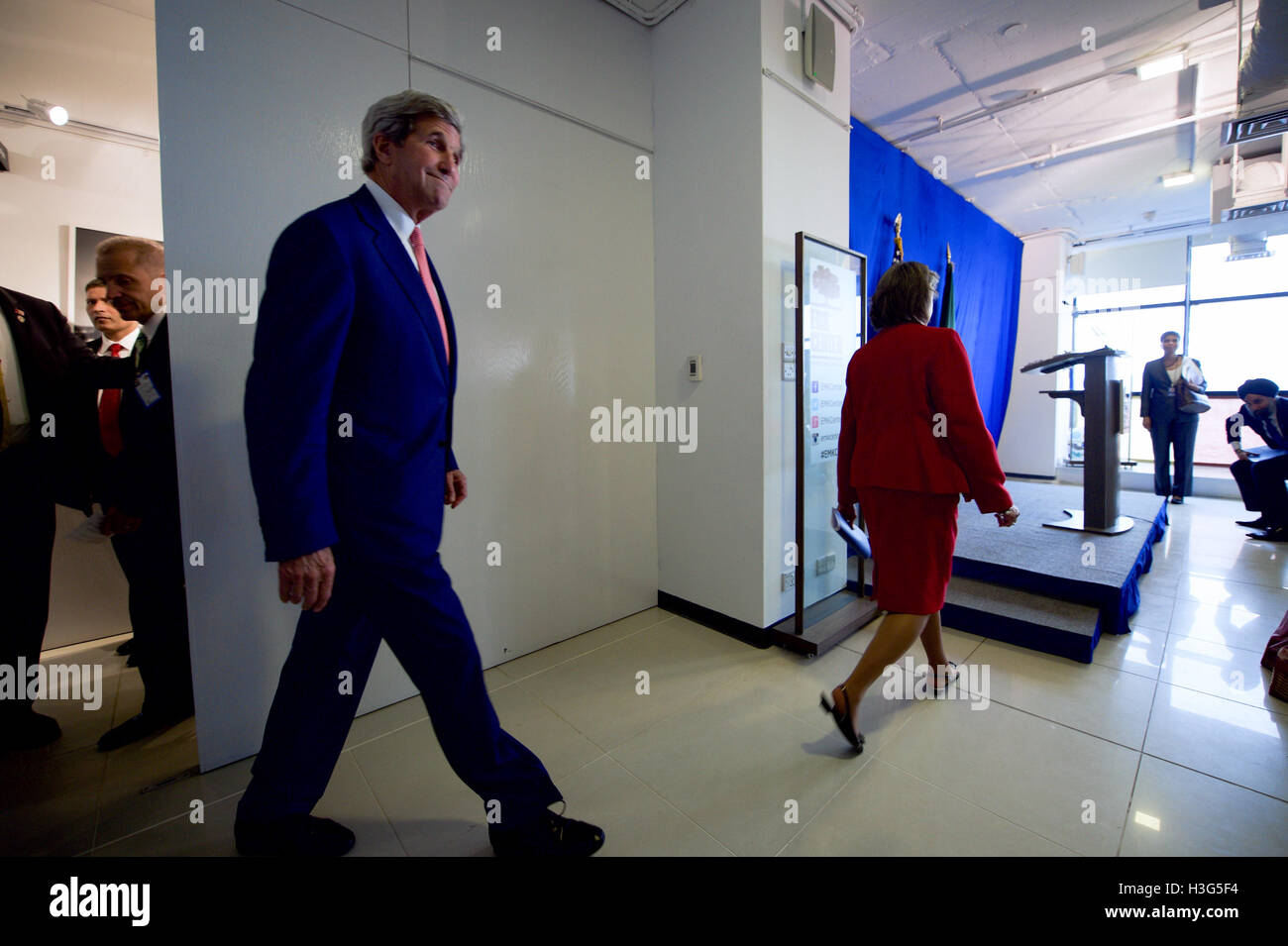 Le secrétaire d'Etat John Kerry, rejoints par l'Ambassadeur des États-Unis au Bangladesh Marcia Bernicat, entre dans la salle d'un discours et de procéder à une conférence de presse à l'Edward M. Kennedy Centre - du nom de son ex-collègue du Sénat - au milieu d'une visite à Dhaka, Bangladesh, le 29 août 2016. Banque D'Images