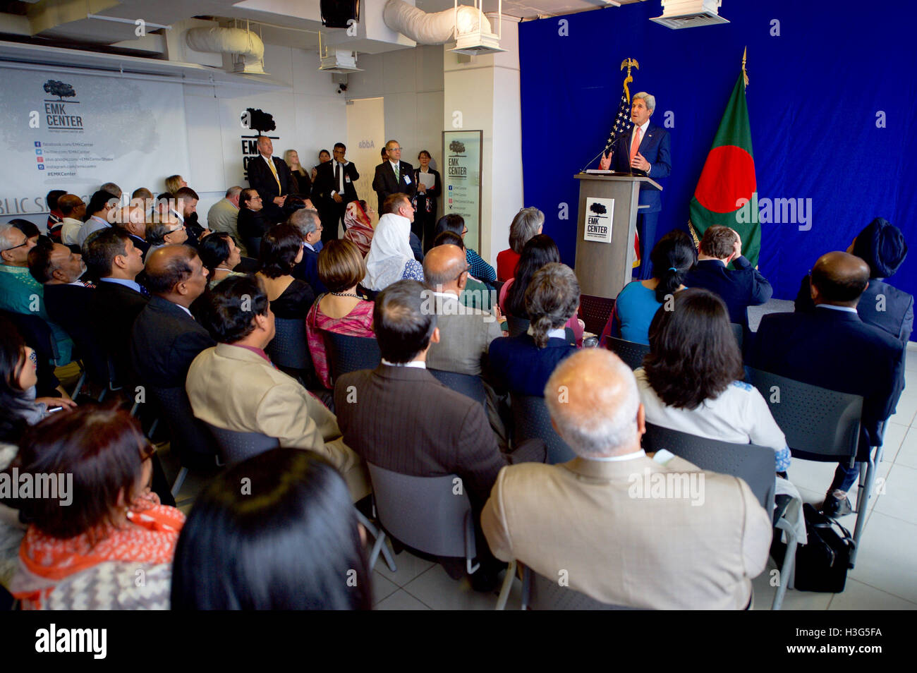 Le secrétaire d'Etat John Kerry prononce un discours sur les relations entre les États-Unis et le Bangladesh avant de procéder à une conférence de presse à l'Edward M. Kennedy Centre - du nom de son ex-collègue du Sénat - au milieu d'une visite à Dhaka, Bangladesh, le 29 août 2016. Banque D'Images