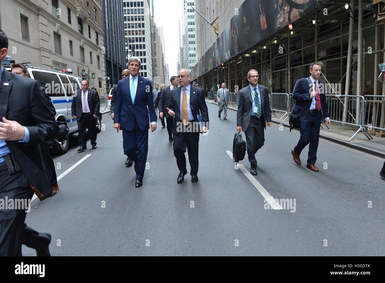Le secrétaire d'Etat John Kerry s'entretient avec le sous-secrétaire aux affaires de l'Asie orientale et du Pacifique, Daniel Russel sur le chemin de la ministérielle trilatérale avec la République de Corée et le Japon à New York City, New York le 18 septembre 2016. Banque D'Images
