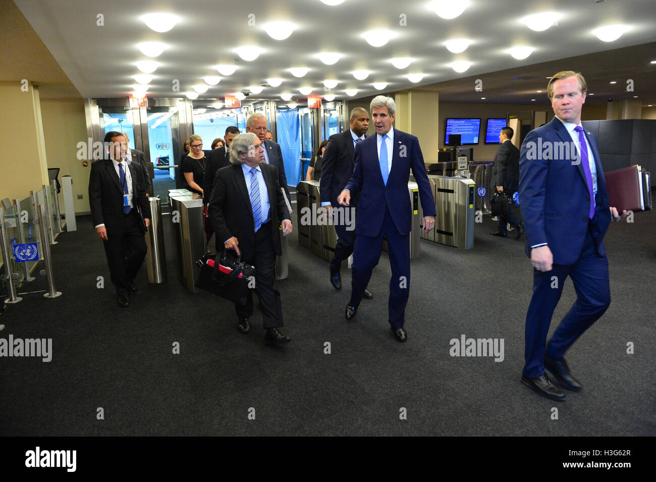 Le secrétaire d'Etat John Kerry promenades avec le secrétaire à l'Énergie des États-Unis Ernest Moniz Kerry Secrétaire assiste à un plan d'Action Global (JCPOA) réunion, à l'Organisation des Nations Unies, à New York City, New York le 22 septembre 2016. Banque D'Images