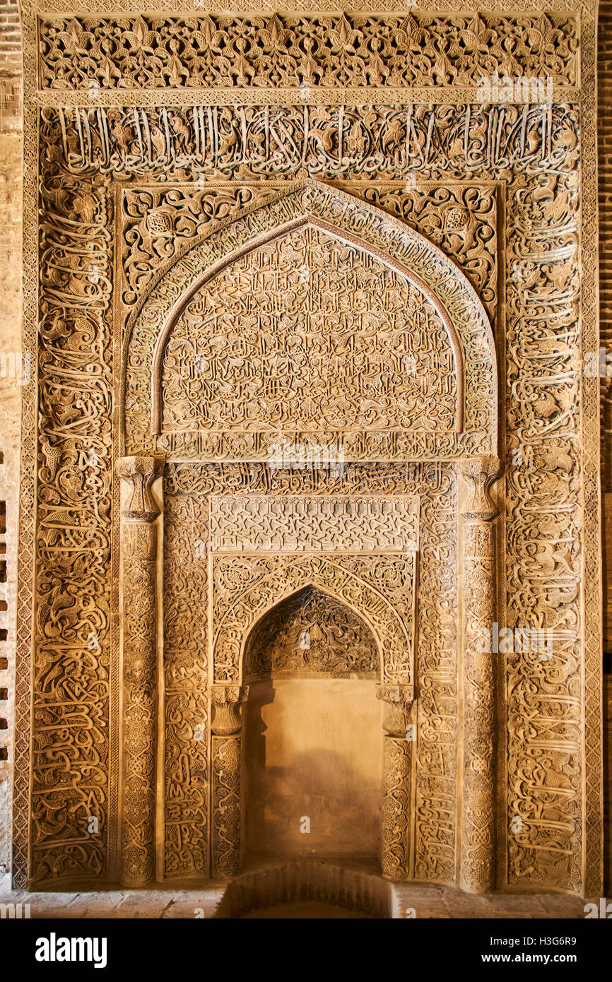 L'Iran, Ispahan, mosquée de vendredi, patrimoine mondial de l'UNESCO, le stuc avec inscriptions coraniques mihrab Banque D'Images