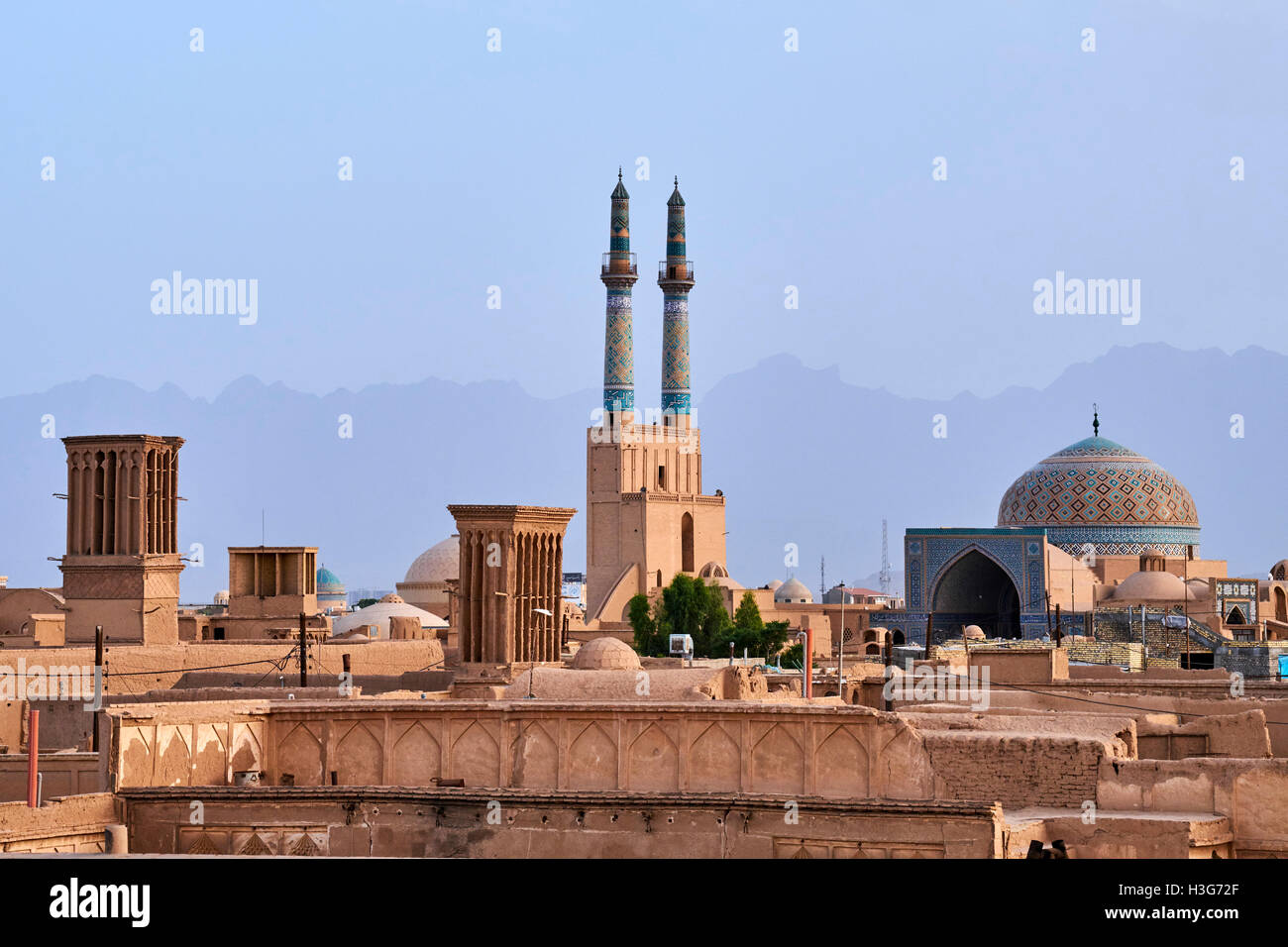 La province de Yazd, Iran, Yazd, mosquée de vendredi, vue générale, les badgirs ou tours à vent Banque D'Images