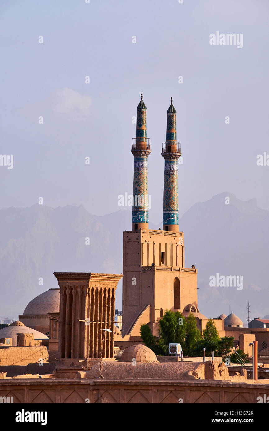 La province de Yazd, Iran, Yazd, mosquée de vendredi, vue générale, les badgirs ou tours à vent Banque D'Images