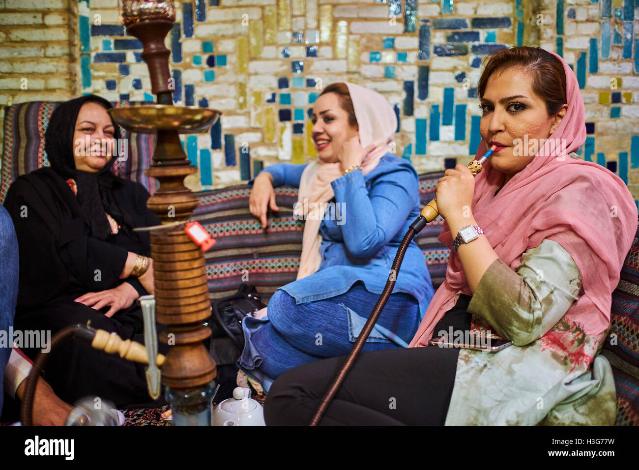 L'Iran, province de Kerman, Kerman, Vakil hammam thé, femme iranienne fumer une pipe à eau Banque D'Images