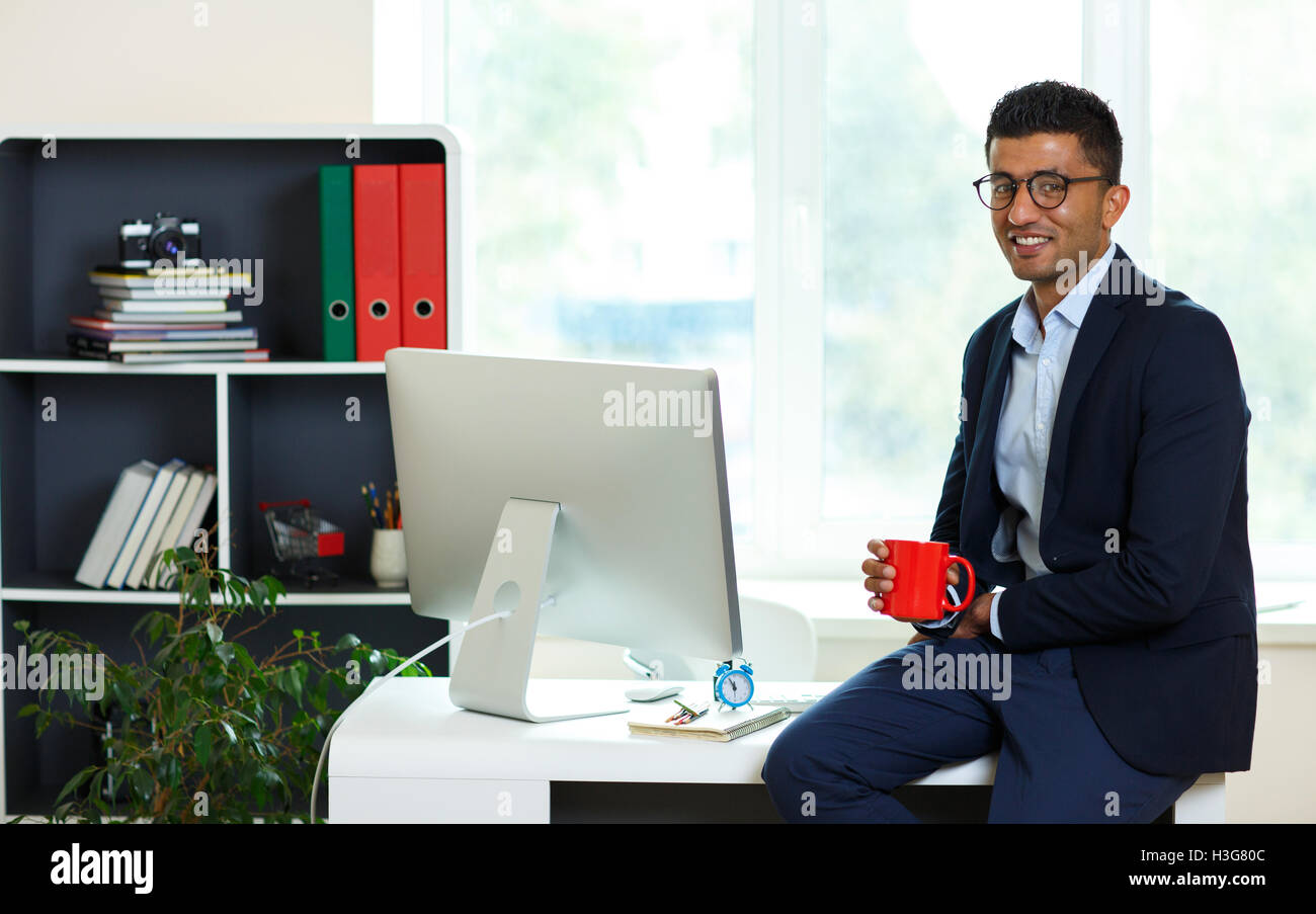 Beau jeune homme travaillant à domicile bureau - concept d'affaires moderne Banque D'Images