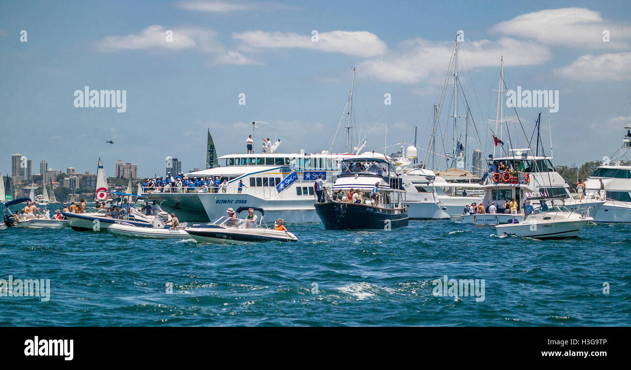 L'Australie, NSW, Sydney Harbour, spectateur artisanat et des bateaux d'excursion en observant le début de la Sydney to Hobart Yacht Race Banque D'Images