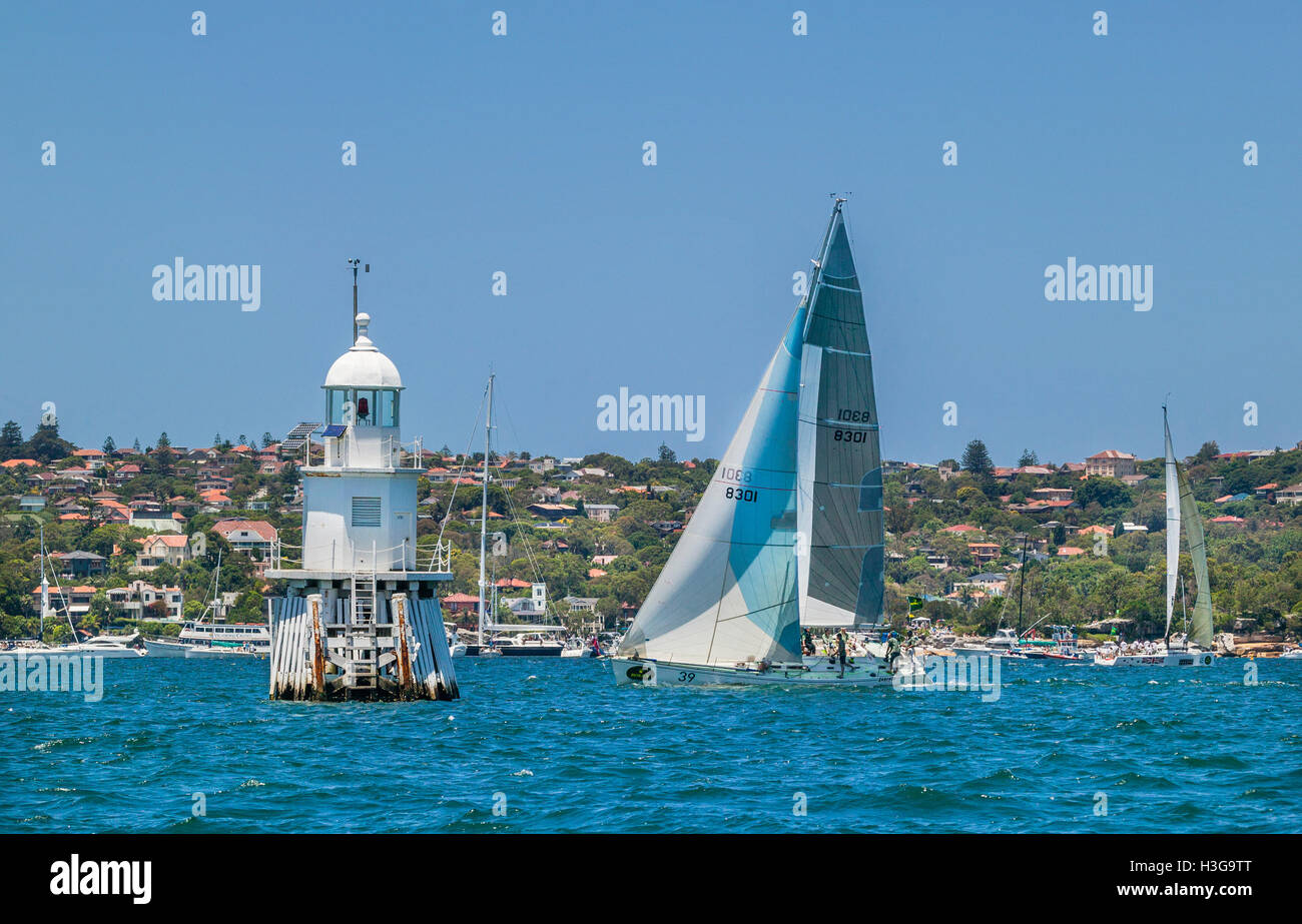L'Australie, NSW, Sydney Harbour, yacht Cadenza passe le gâteau de mariage à l'Ouest, la lumière pile Banque D'Images