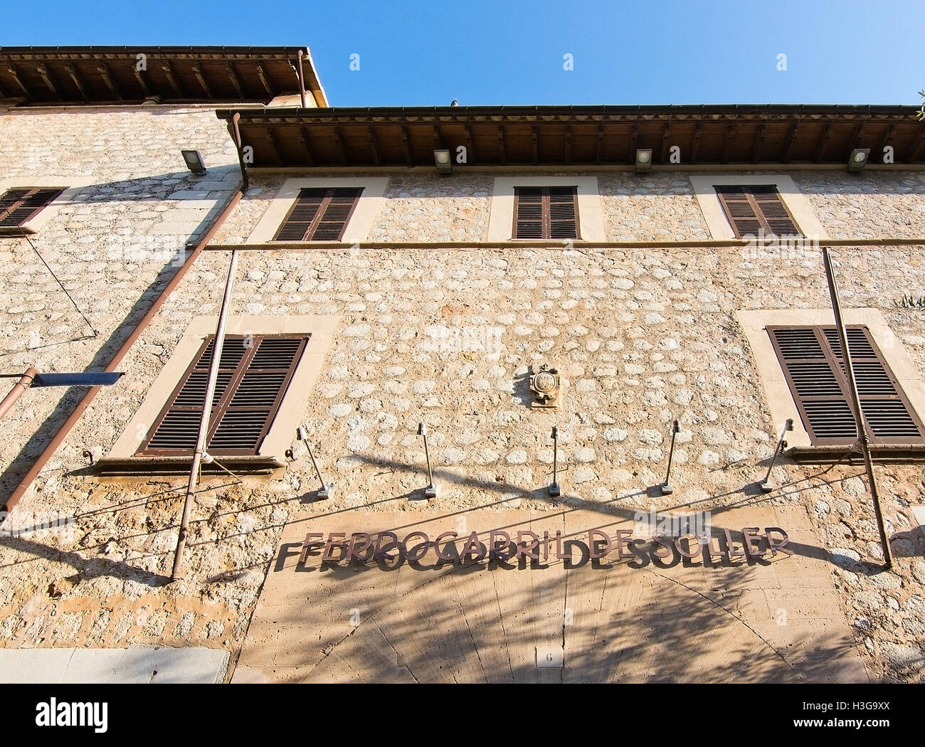 La construction du chemin de fer extérieur avec un style art nouveau signe sur une journée ensoleillée sur le 2 octobre 2016 à Soller, Majorque, Espagne Banque D'Images