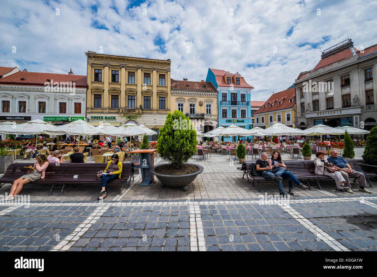 Restaurants à la place du Conseil, la place principale de Brasov, Roumanie à côté de l'ancien hôtel de ville appelée chambre du conseil Banque D'Images