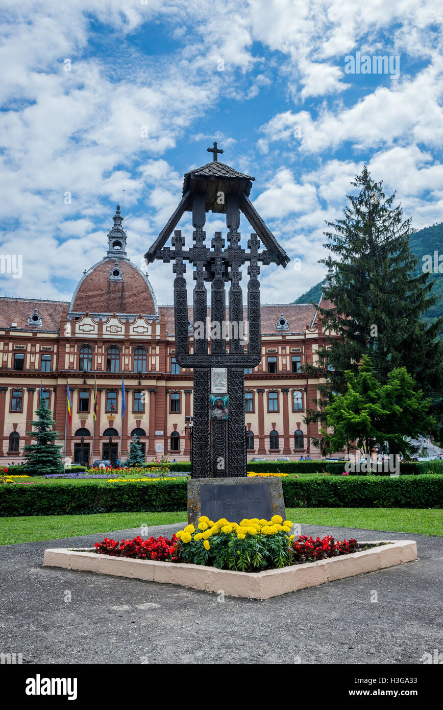 Mémorial de la révolution roumaine en 1989 en face de la préfecture de bâtiment de Brasov, County Council et de la Cour d'appel, Brasov Banque D'Images