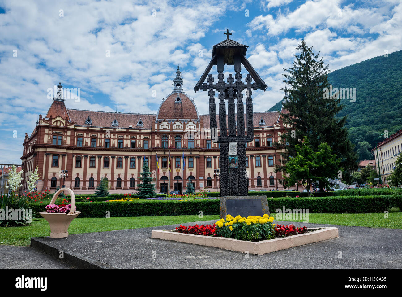 Mémorial de la révolution roumaine en 1989 en face de la préfecture de bâtiment de Brasov, County Council et de la Cour d'appel, Brasov Banque D'Images