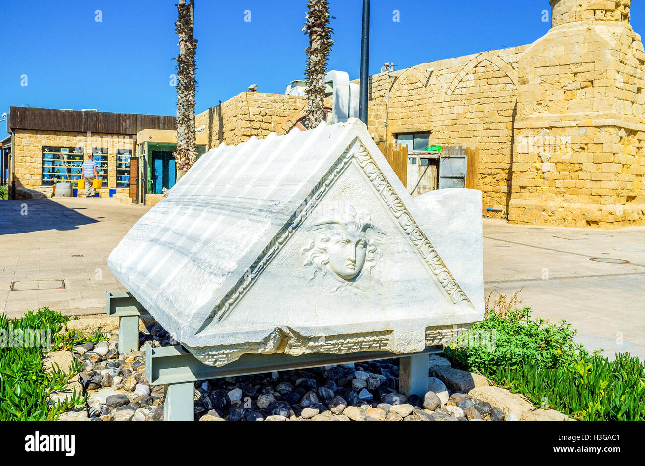 L'ancienne sarcofagus, décoré de relief de la méduse mythique à Césarée, en Israël. Banque D'Images
