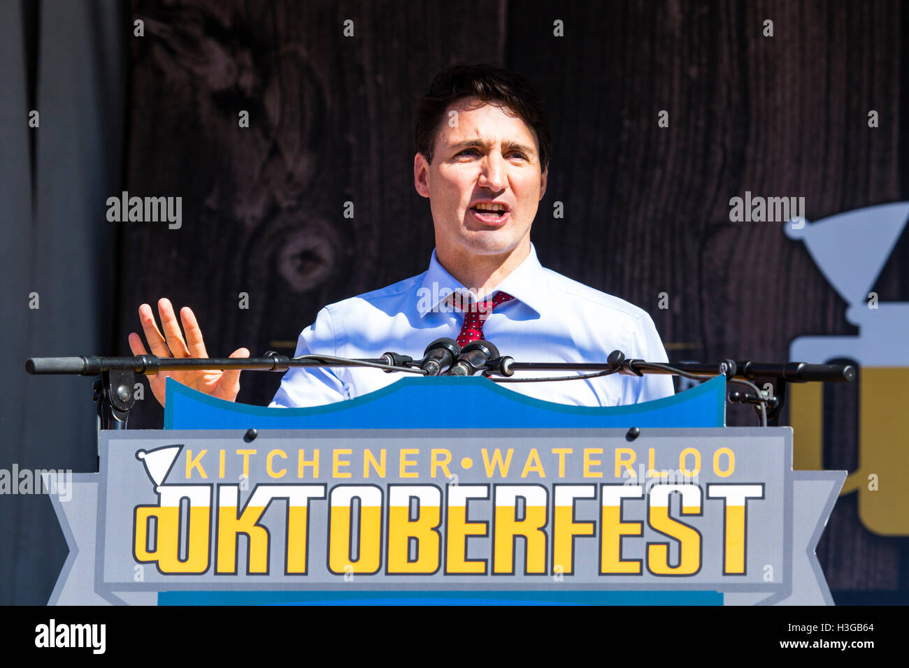 Kitchener, Ontario, Canada. 7 octobre, 2016. Ouverture officielle de l'assemblée annuelle 48 Kitchener Waterloo , Oktoberfest bavarois les plus importants en Amérique du festival. L'ouverture a lieu à l'Hôtel de Ville de Kitchener avec le premier ministre du Canada, Justin Trudeau touchant le baril de bière. Credit : Performance Image/Alamy Live News Banque D'Images