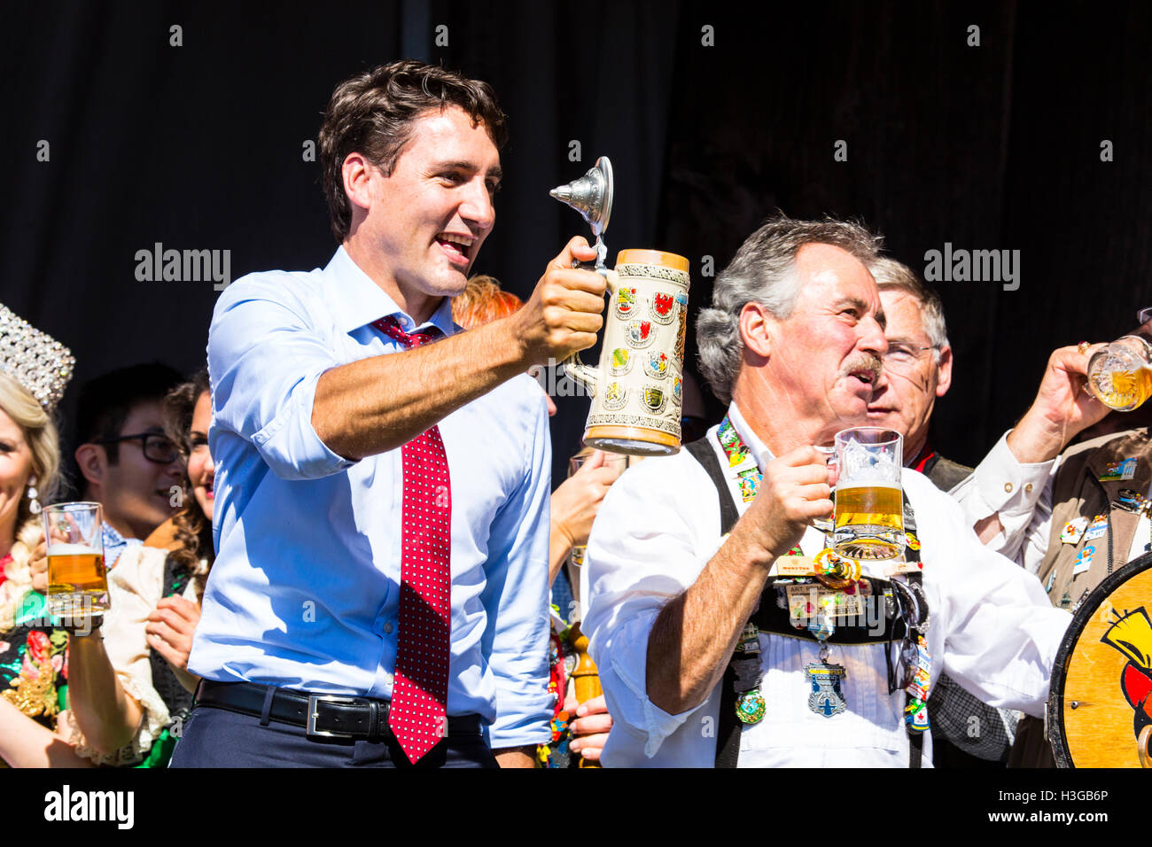 Kitchener, Ontario, Canada. 7 octobre, 2016. Ouverture officielle de l'assemblée annuelle 48 Kitchener Waterloo , Oktoberfest bavarois les plus importants en Amérique du festival. L'ouverture a lieu à l'Hôtel de Ville de Kitchener avec le premier ministre du Canada, Justin Trudeau touchant le baril de bière. Credit : Performance Image/Alamy Live News Banque D'Images