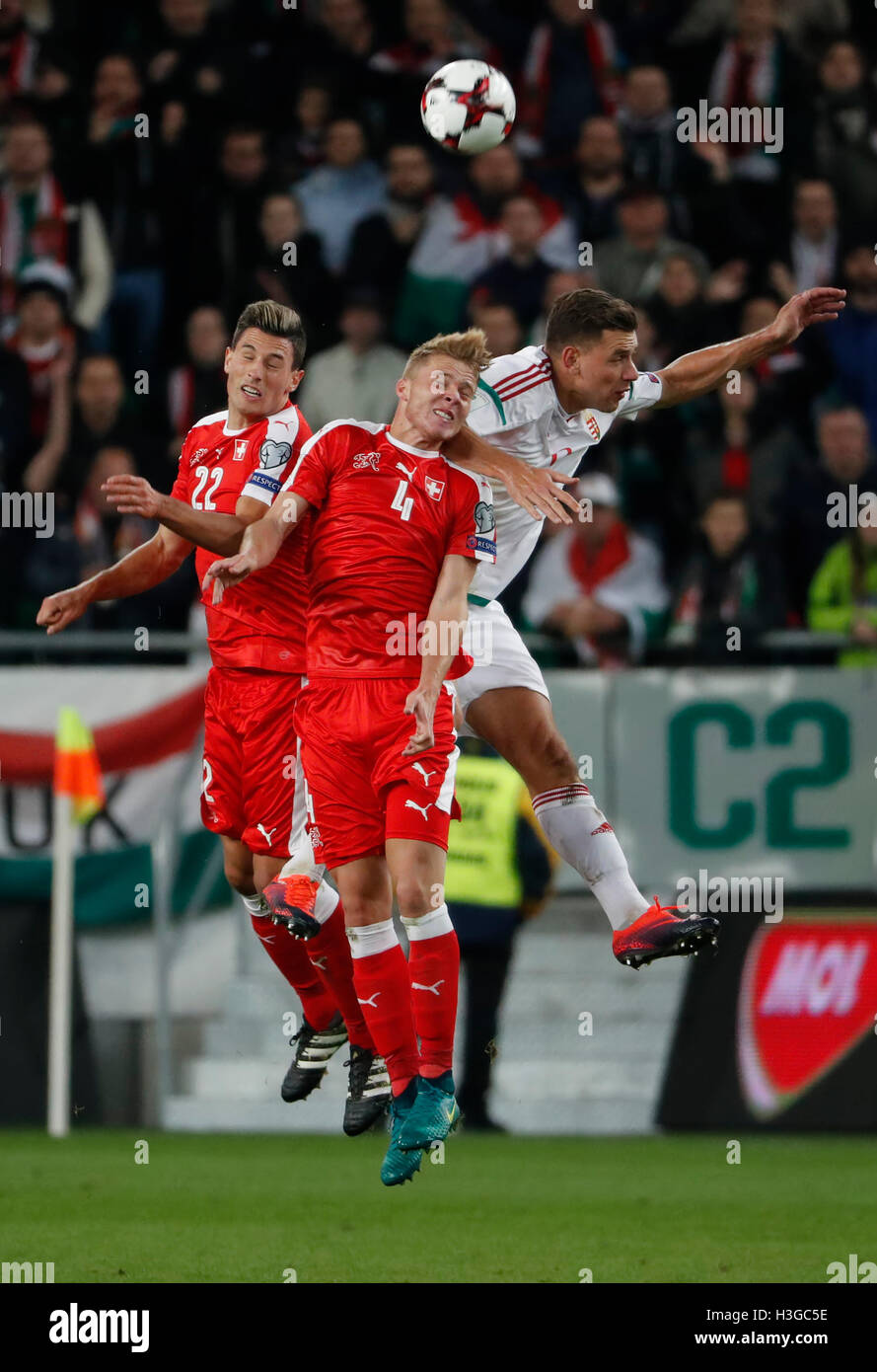 Budapest, Hongrie. 07Th Oct, 2016. BUDAPEST, HONGRIE - 7 octobre : Adam Szalai (R) de la Hongrie de batailles pour la balle en l'air avec Nico Elvedi # 4 de la Suisse et Fabian Schar # 22 de la Suisse pendant la Coupe du Monde FIFA 2018 match qualificatif entre la Hongrie et la Suisse à Groupama Arena le 7 octobre 2016 à Budapest, Hongrie. Credit : Laszlo Szirtesi/Alamy Live News Banque D'Images