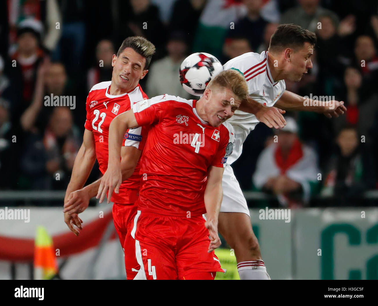 Budapest, Hongrie. 07Th Oct, 2016. BUDAPEST, HONGRIE - 7 octobre : Adam Szalai (R) de la Hongrie de batailles pour la balle en l'air avec Nico Elvedi # 4 de la Suisse et Fabian Schar # 22 de la Suisse pendant la Coupe du Monde FIFA 2018 match qualificatif entre la Hongrie et la Suisse à Groupama Arena le 7 octobre 2016 à Budapest, Hongrie. Credit : Laszlo Szirtesi/Alamy Live News Banque D'Images