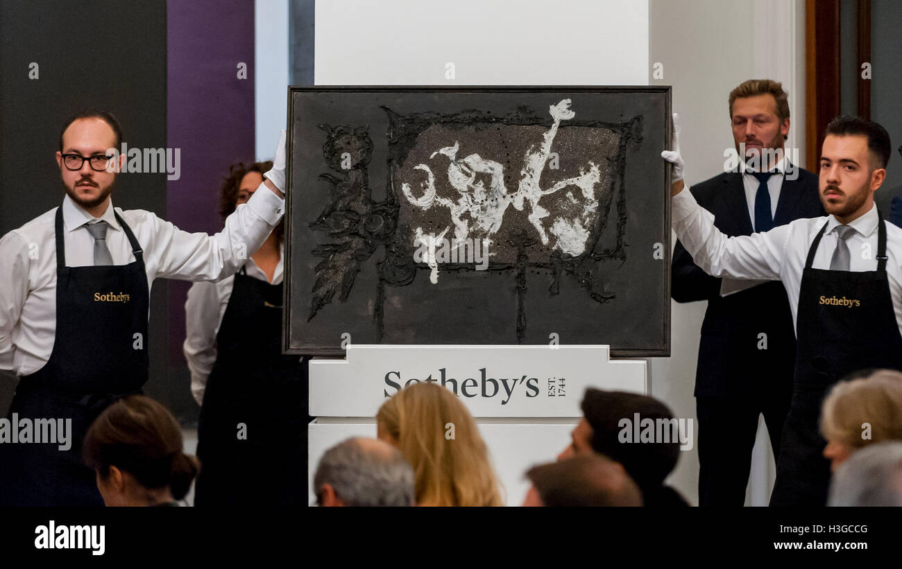 Londres, Royaume-Uni. 7 octobre 2016. Concetto Spaziale, 'Barocco' par Lucio Fontana qui a été vendu à un prix d'adjudication de £700k (k) et 800 millions de livres est à Sotheby's l'italien et l'Art Contemporain vente du soir à New Bond Street. Crédit : Stephen Chung / Alamy Live News Banque D'Images