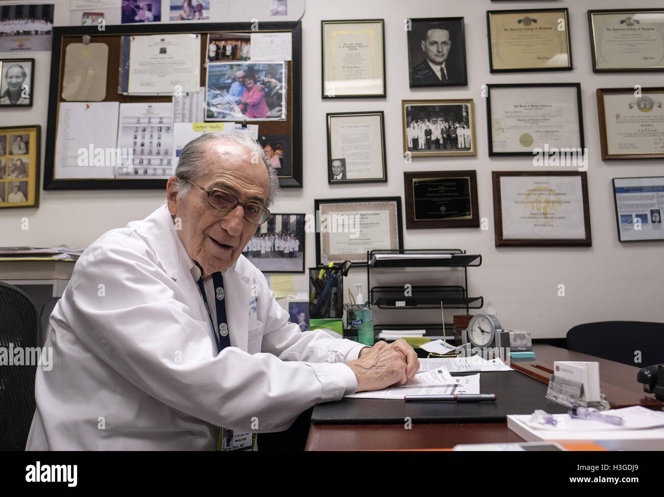 Los Angeles, Californie, USA. 26 Sep, 2016. Le Dr George Berci, directeur  principal de la chirurgie mini-invasive de la recherche. © Ringo  Chiu/ZUMA/Alamy Fil Live News Photo Stock - Alamy