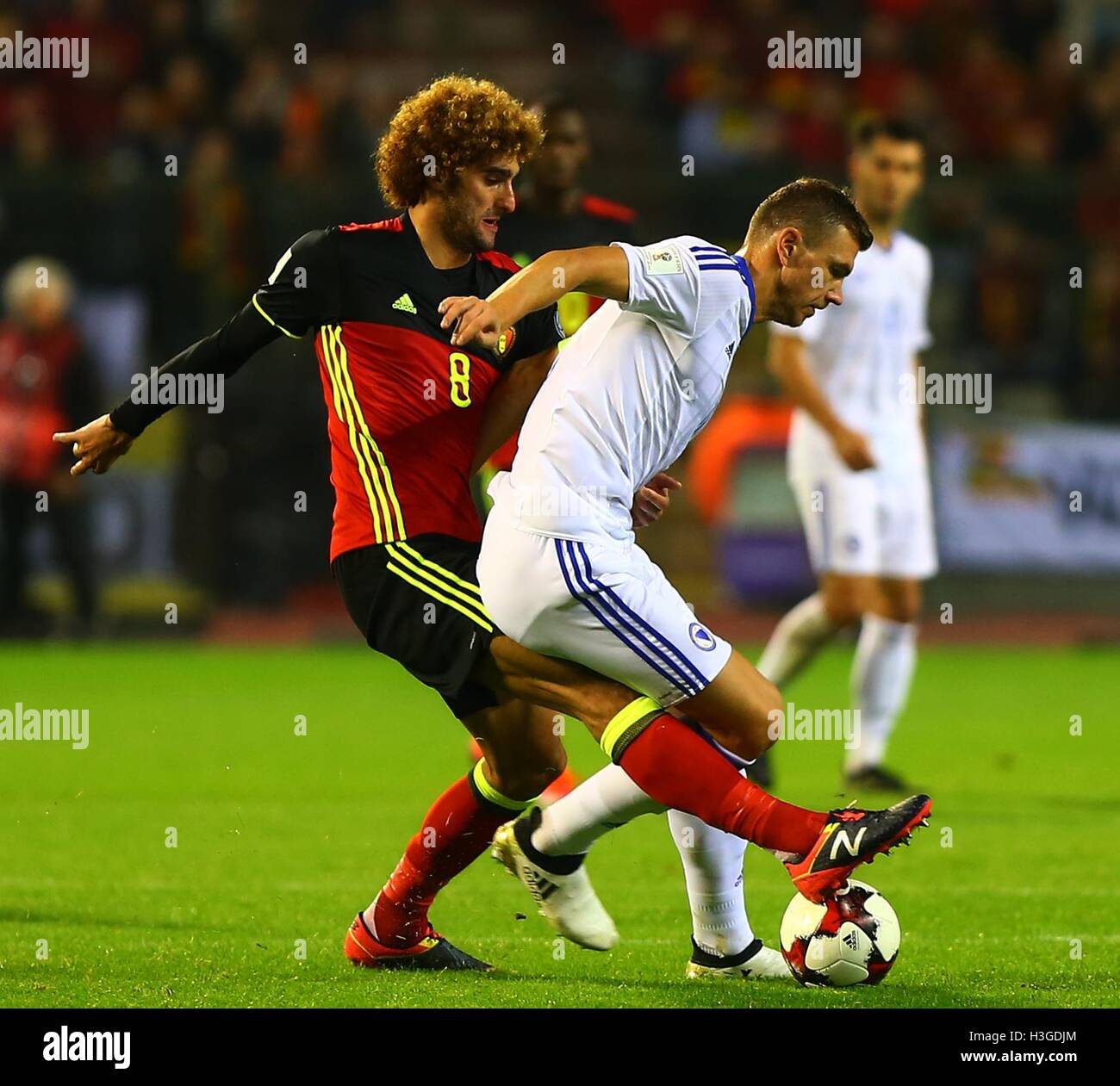Bruxelles, Belgique. 7 Oct, 2016. La Belgique Marouane Fellaini (L) rivalise avec la Bosnie-et-Herzégovine Edin Dzeko lors de leur Coupe du Monde FIFA Football 2018 match de qualification à Bruxelles, Belgique, le 7 octobre 2016. La Belgique a gagné 4-0. Credit : Gong Bing/Xinhua/Alamy Live News Banque D'Images