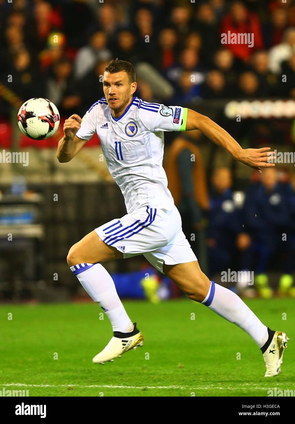 Bruxelles, Belgique. 7 Oct, 2016. La Bosnie-et-Herzégovine Edin Dzeko en compétition lors de la Coupe du Monde de football 2018 match de qualification contre la Belgique à Bruxelles, en Belgique, le 7 octobre 2016. La Belgique a gagné 4-0. Credit : Gong Bing/Xinhua/Alamy Live News Banque D'Images