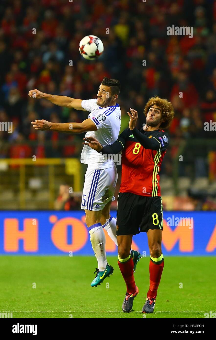 Bruxelles, Belgique. 7 Oct, 2016. La Belgique Marouane Fellaini (R) rivalise avec la Bosnie-Herzégovine la Sead Kolasinac durant leur Coupe du Monde FIFA Football 2018 match de qualification à Bruxelles, Belgique, le 7 octobre 2016. La Belgique a gagné 4-0. Credit : Gong Bing/Xinhua/Alamy Live News Banque D'Images
