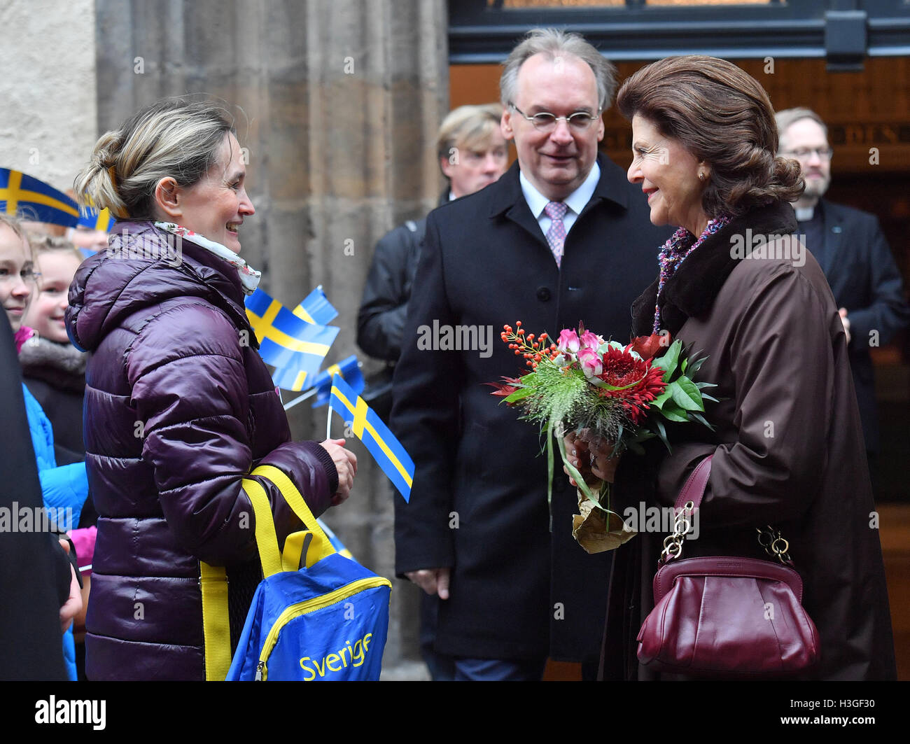 Wittenberg, Allemagne. 8 octobre 2016. La Reine Silvia de Suède (r) et Reiner Haseloff (CDU), premier ministre de Saxe Anhalt, parlant avec l'enseignant Stefanie Kirbach (l) à l'extérieur de la ville, église de Wittenberg, Allemagne, le 8 octobre 2016. Le couple royal suédois est sur un 4 jours en Allemagne. PHOTO : HENDRIK SCHMIDT/DPA/Alamy Live News Banque D'Images