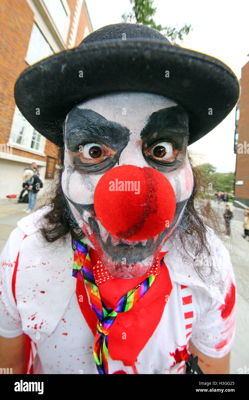 Londres, Royaume-Uni. 8 octobre 2016. Les participants déguisés en zombies morts-vivants pour World Zombie Day à Londres Crédit : Paul Brown/Alamy Live News Banque D'Images