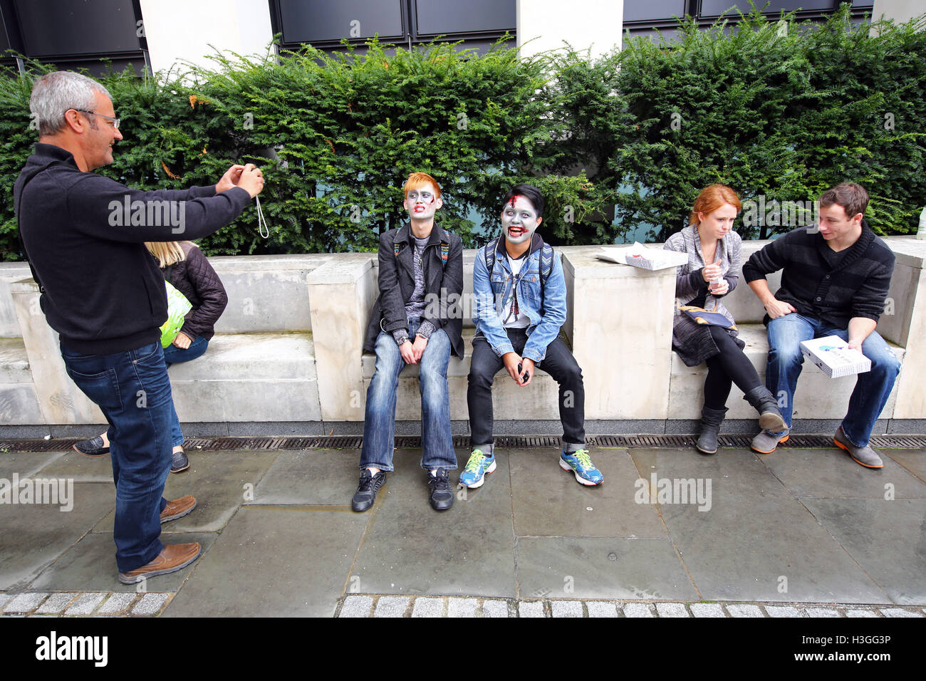 Londres, Royaume-Uni. 8 octobre 2016. Les participants déguisés en zombies morts-vivants pour World Zombie Day à Londres Crédit : Paul Brown/Alamy Live News Banque D'Images