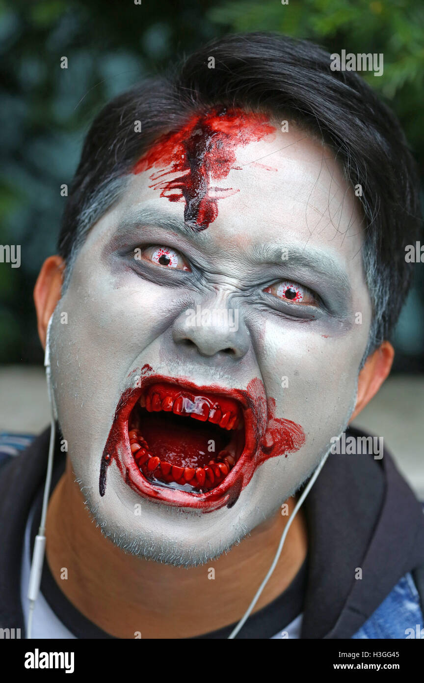 Londres, Royaume-Uni. 8 octobre 2016. Les participants déguisés en zombies morts-vivants pour World Zombie Day à Londres Crédit : Paul Brown/Alamy Live News Banque D'Images