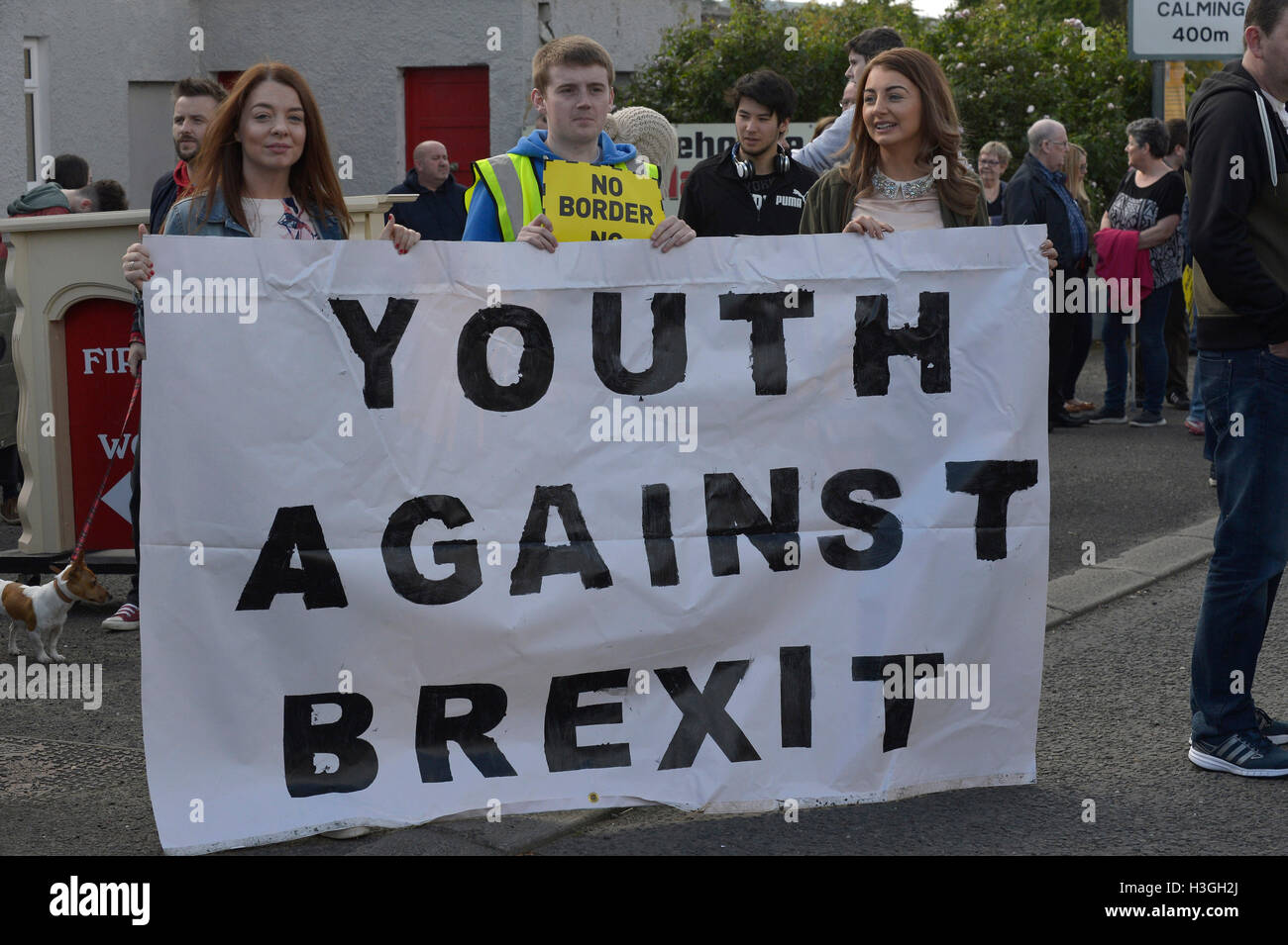 Londonderry, en Irlande du Nord. 8 octobre, 2016. Brexit de protestation. Des centaines de personnes des deux côtés de la frontière irlandaise se retrouvent au Londonderry - Donegal frontier pour protester contre Brexit et l'impact que cela aura sur l'Irlande du Nord et la République d'Irlande. Mettre en place une simulation des manifestants de contrôle des douanes sur la route de passage des frontières. Crédit : George Sweeney / Alamy Live News Banque D'Images