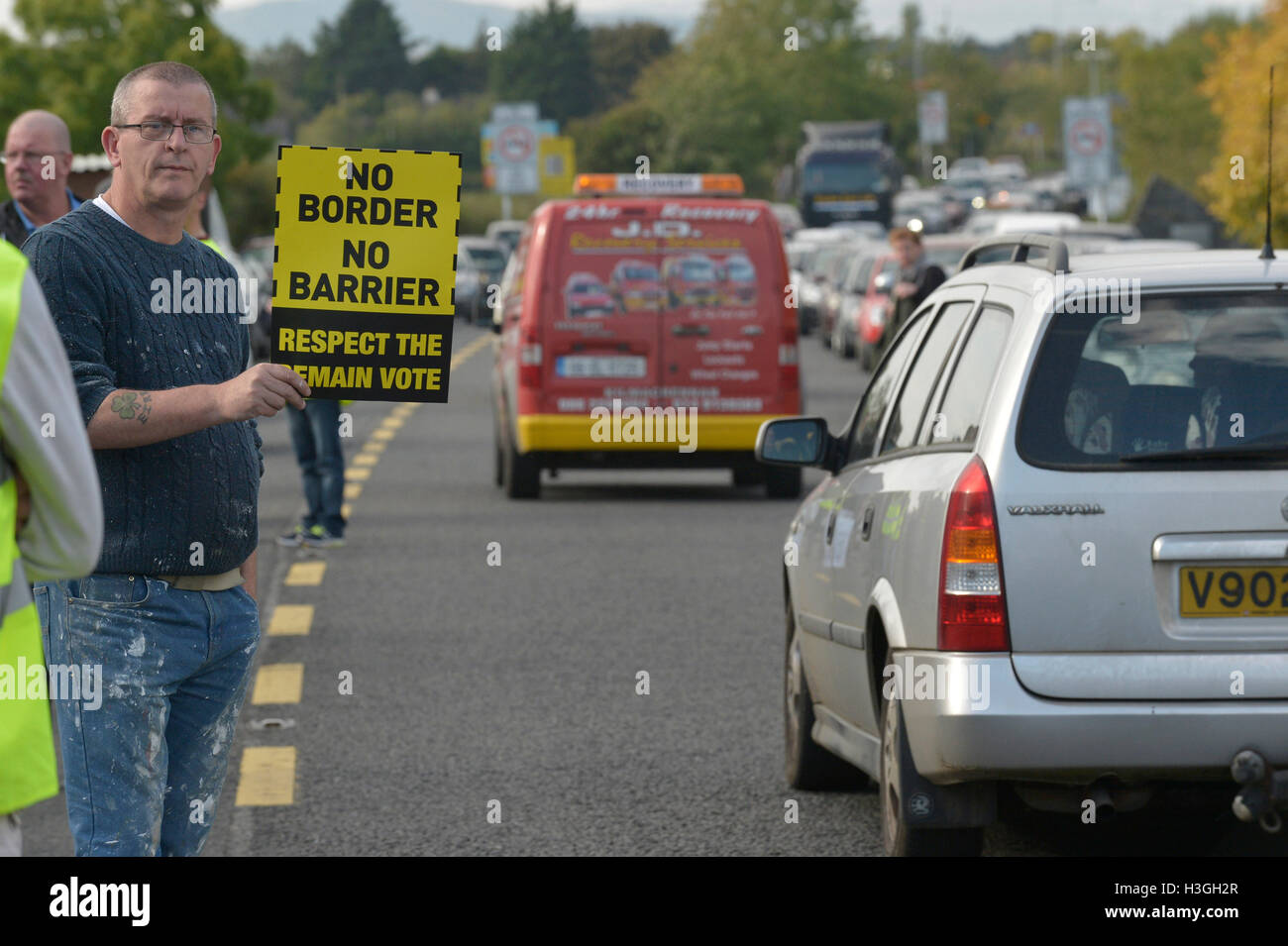 Londonderry, en Irlande du Nord. 8 octobre, 2016. Brexit de protestation. Des centaines de personnes des deux côtés de la frontière irlandaise se retrouvent au Londonderry - Donegal frontier pour protester contre Brexit et l'impact que cela aura sur l'Irlande du Nord et la République d'Irlande. Mettre en place une simulation des manifestants de contrôle des douanes sur la route de passage des frontières. Crédit : George Sweeney / Alamy Live News Banque D'Images