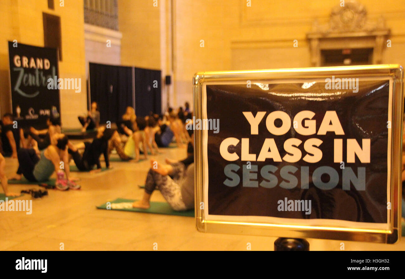 New York, USA. 15 Sep, 2016. Les participants ont vu lors d'une classe de yoga à la gare Grand Central Terminal de New York, USA, 15 septembre 2016. Photo : Christina Horsten/dpa/Alamy Live News Banque D'Images