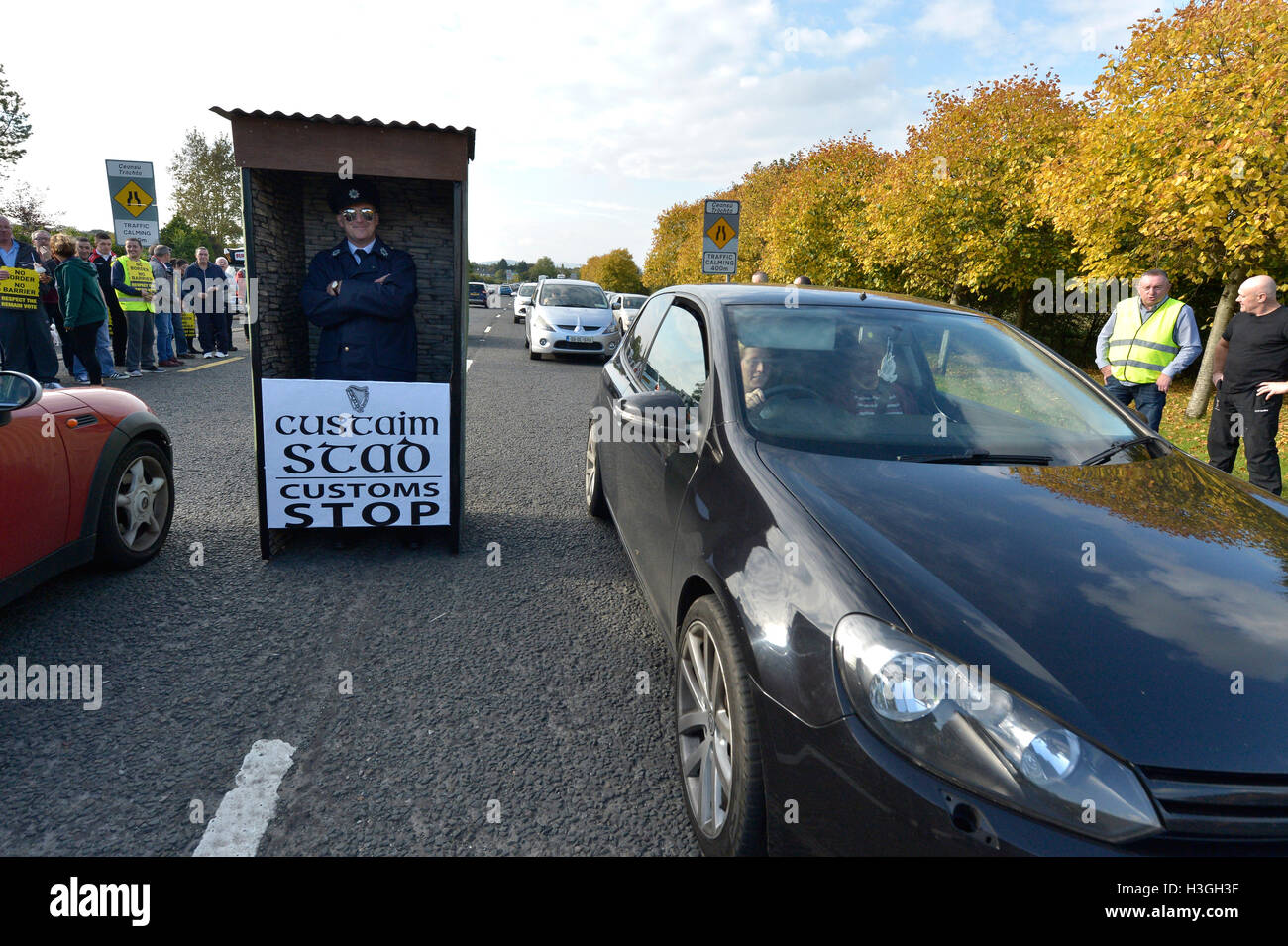 Londonderry, en Irlande du Nord. 8 octobre, 2016. Brexit de protestation. Des centaines de personnes des deux côtés de la frontière irlandaise se retrouvent au Londonderry - Donegal frontier pour protester contre Brexit et l'impact que cela aura sur l'Irlande du Nord et la République d'Irlande. Mettre en place une simulation des manifestants de contrôle des douanes sur la route de passage des frontières. Crédit : George Sweeney / Alamy Live News Banque D'Images