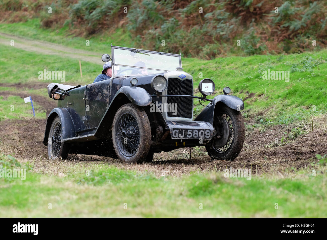 Badlands ferme, Kinnerton, Powys, Wales, UK - Samedi 8 Octobre 2016 - Les concurrents dans un 1930 Riley 9 Tourer prendre part à l'Vintage Sports-Car Club (CSECC ) Hill Climb Badlands à une longue piste boueuse et hillside grimper en Powys. Les concurrents de gagner des points pour la vitesse ou pas le temps mais jusqu'en haut de la colline, ils parviennent à conduire leur voiture de sport vintage. Crédit : Steven Mai/Alamy Live News Banque D'Images