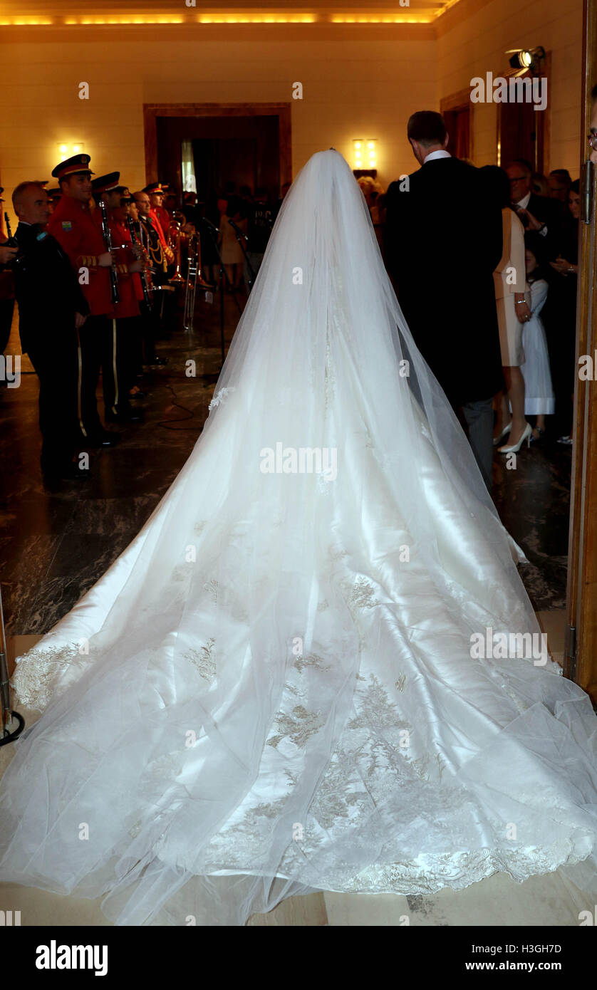 Tirana, Albanie. 05Th Oct, 2016. Prince albanais Leka Zogu II (R) et son épouse Elia Zaharia (L) lors de leur cérémonie de mariage qui a eu lieu à Tirana, Albanie, 08 octobre 2016. Photo : Albert Nieboer/ PRE/ - AUCUN FIL - SERVICE/dpa/Alamy Live News Banque D'Images