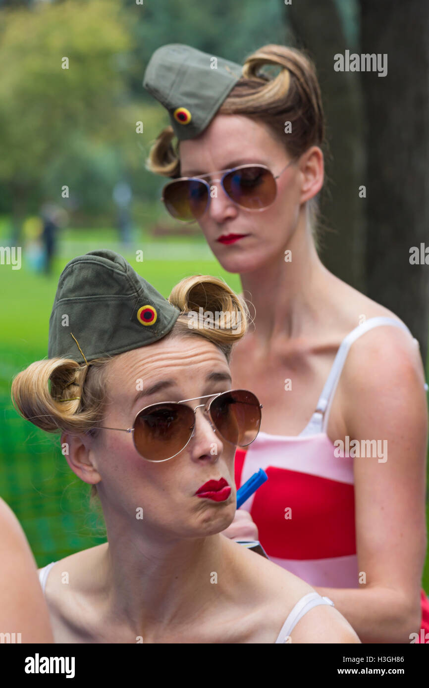 Bournemouth, Dorset, UK. 8 octobre 2016. Bournemouth Arts par le Festival de la mer revient pour une sixième année avec le festival de divertissement. Le kitsch n Sync introduire une touche de nostalgie et malice de marin à Bournemouth, les trois demoiselles vêtu de costumes de l'équipe de natation Synchro Pseudo sont dehors et occupé dans la formation, en cours de forage par leur capitaine nager avec une précision militaire. Credit : Carolyn Jenkins/Alamy Live News Banque D'Images