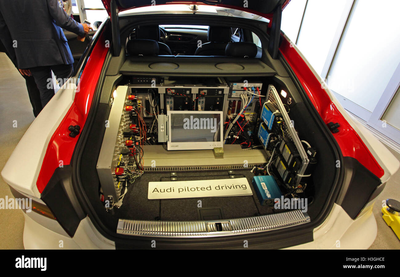 Belmont, Californie, USA. 05Th Oct, 2016. L'équipement technique utilisé pour la conduite automatique vu dans le coffre d'une Audi RS 7, surnommé Bobby, dans la région de Belmont, Californie, USA, 05 octobre 2016. Photo : Heiko Lossie/dpa/Alamy Live News Banque D'Images