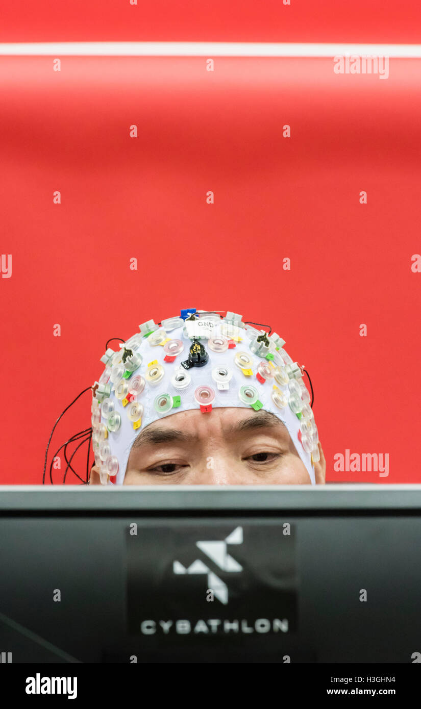 Kloten, Suisse - 8 octobre 2016 : Hong Gi Kim (KOR) à la BCI (électroencéphalogrammes afin Interface) course à Cybathlon, le premier championnat pour les pilotes handicapés course à l'aide de dispositifs bioniques à l'arène suisse à Kloten (Zurich), Suisse. L'athlète paraplégique BCI met à l'essai un avatar à travers un jeu d'ordinateur juste avec ses pensées. Crédit : Erik Tham/Alamy Live News Banque D'Images