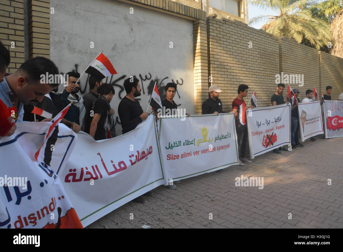 Bagdad, Iraq. 8 octobre 2016. Les Irakiens qui protestaient contre les troupes turques dans le nord de l'Iraq à Bagdad, en Irak. , . D'irakiens ont protesté à l'ambassade de Turquie dans le centre de Bagdad contre le déploiement de troupes de la Turquie à une base située près de la ville septentrionale de Mossoul, détenues par l'État islamique militants. Les manifestants ont scandé des slogans anti-turque . Credit : 2016 Alfayyadh, Methaq)/ Alamy Live News Banque D'Images