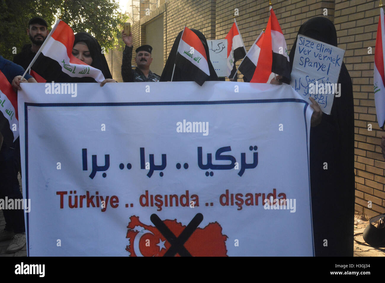 Bagdad, Iraq. 8 octobre 2016. Les Irakiens qui protestaient contre les troupes turques dans le nord de l'Iraq à Bagdad, en Irak. , . D'irakiens ont protesté à l'ambassade de Turquie dans le centre de Bagdad contre le déploiement de troupes de la Turquie à une base située près de la ville septentrionale de Mossoul, détenues par l'État islamique militants. Les manifestants ont scandé des slogans anti-turque . Credit : 2016 Alfayyadh, Methaq)/ Alamy Live News Banque D'Images