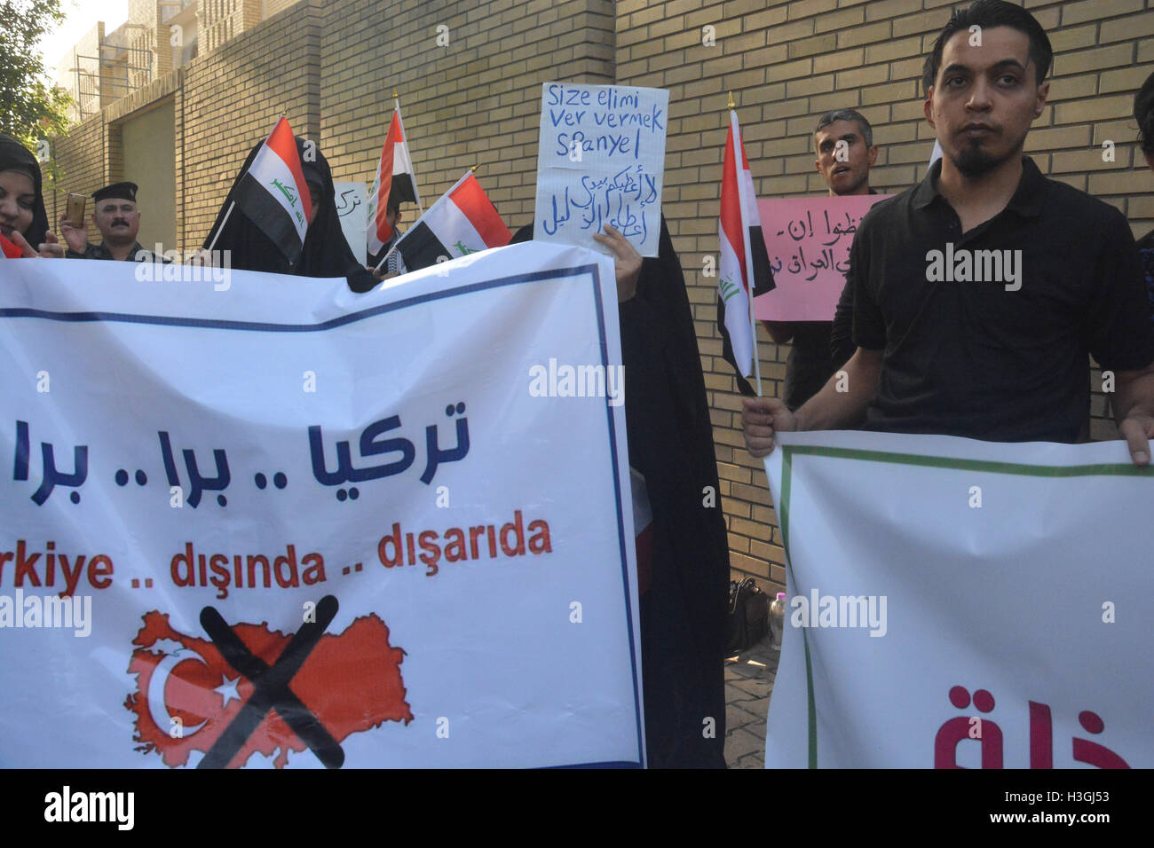 Bagdad, Iraq. 8 octobre 2016. Les Irakiens qui protestaient contre les troupes turques dans le nord de l'Iraq à Bagdad, en Irak. , . D'irakiens ont protesté à l'ambassade de Turquie dans le centre de Bagdad contre le déploiement de troupes de la Turquie à une base située près de la ville septentrionale de Mossoul, détenues par l'État islamique militants. Les manifestants ont scandé des slogans anti-turque . Credit : 2016 Alfayyadh, Methaq)/ Alamy Live News Banque D'Images