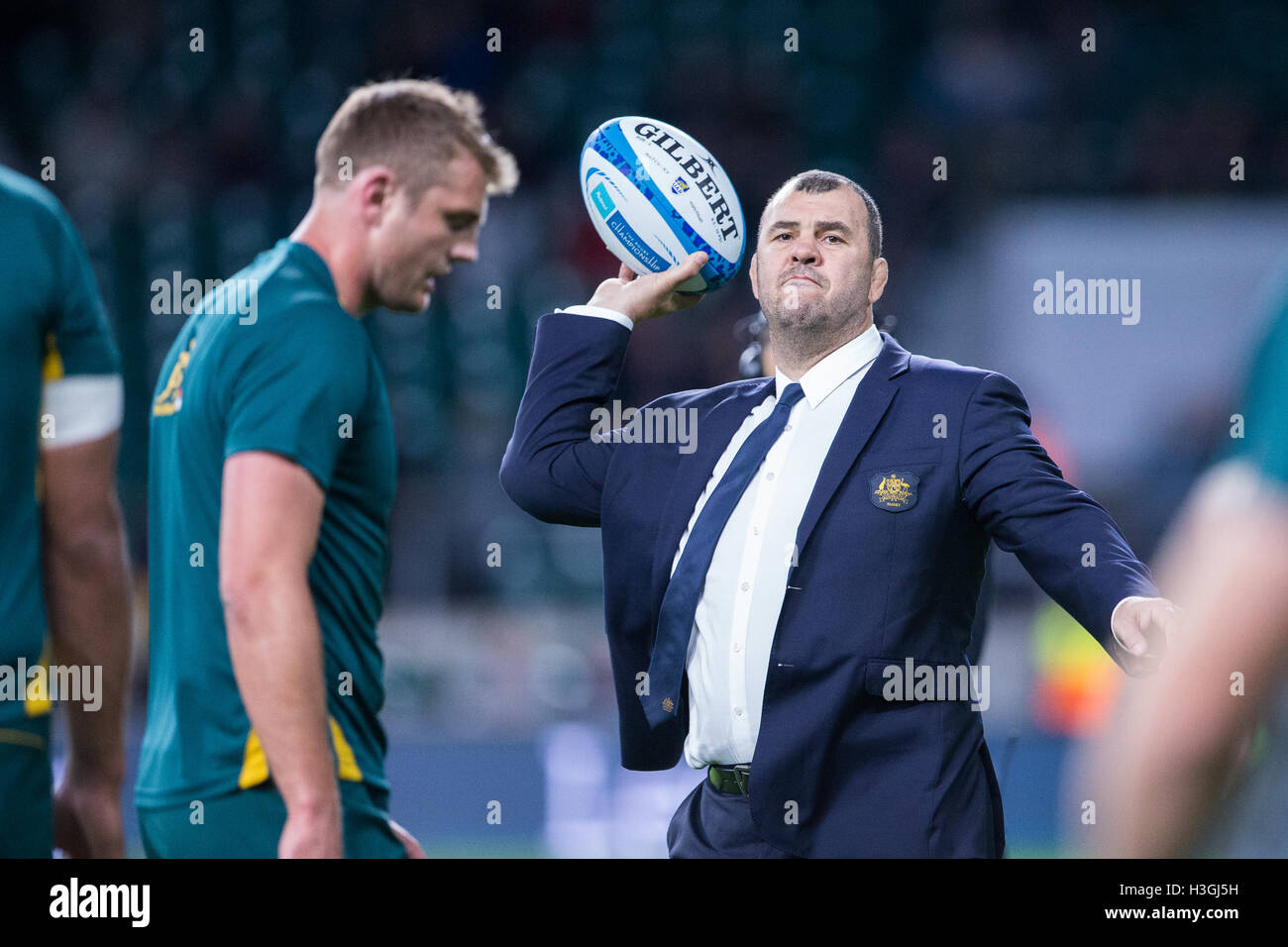 Le stade de Twickenham, London, UK. 05Th Oct, 2016. International Rugby Championship. L'Argentine contre l'Australie. L'entraîneur-chef Michael Cheika l'Australie lance la balle à l'équipe. Credit : Action Plus Sport/Alamy Live News Banque D'Images